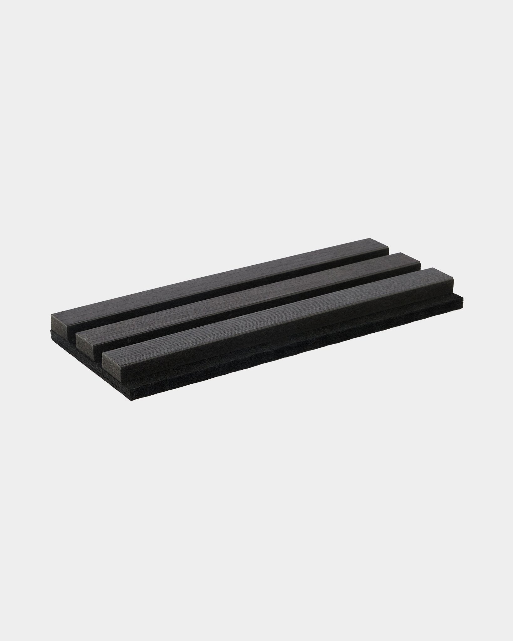 WoodUpp Tonal-sample in Black Ash, een black accessoirebakje met drie schuine groeven, weergegeven tegen een effen witte achtergrond.