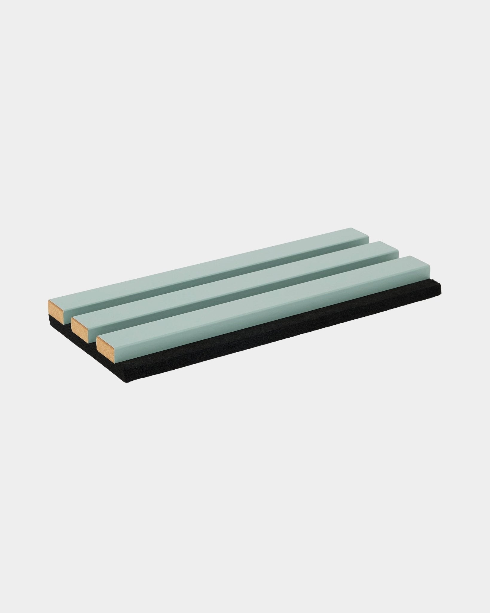 Rechthoekig WoodUpp Hue-staal met lichtgroene akoestische houten latten op een black vilten oppervlak, ontworpen voor Scandinavische Akupanel collecties.