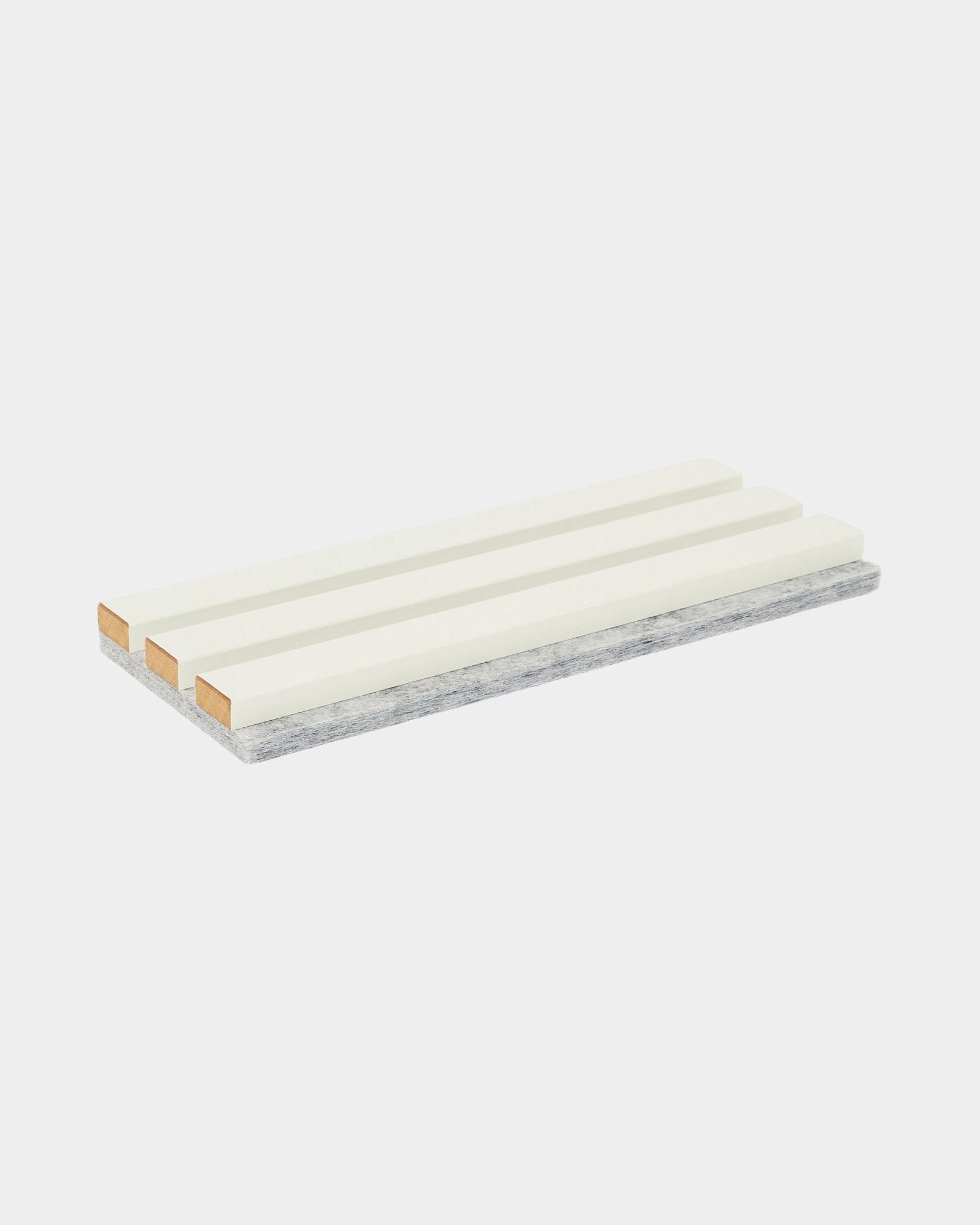 De Hue Sample / Snow van WoodUpp is een rechthoekige schoonmaakspons met drie witte stroken en een slijtvaste grijze schroblaag, bedoeld voor het onderhoud van Akoestisch paneel.