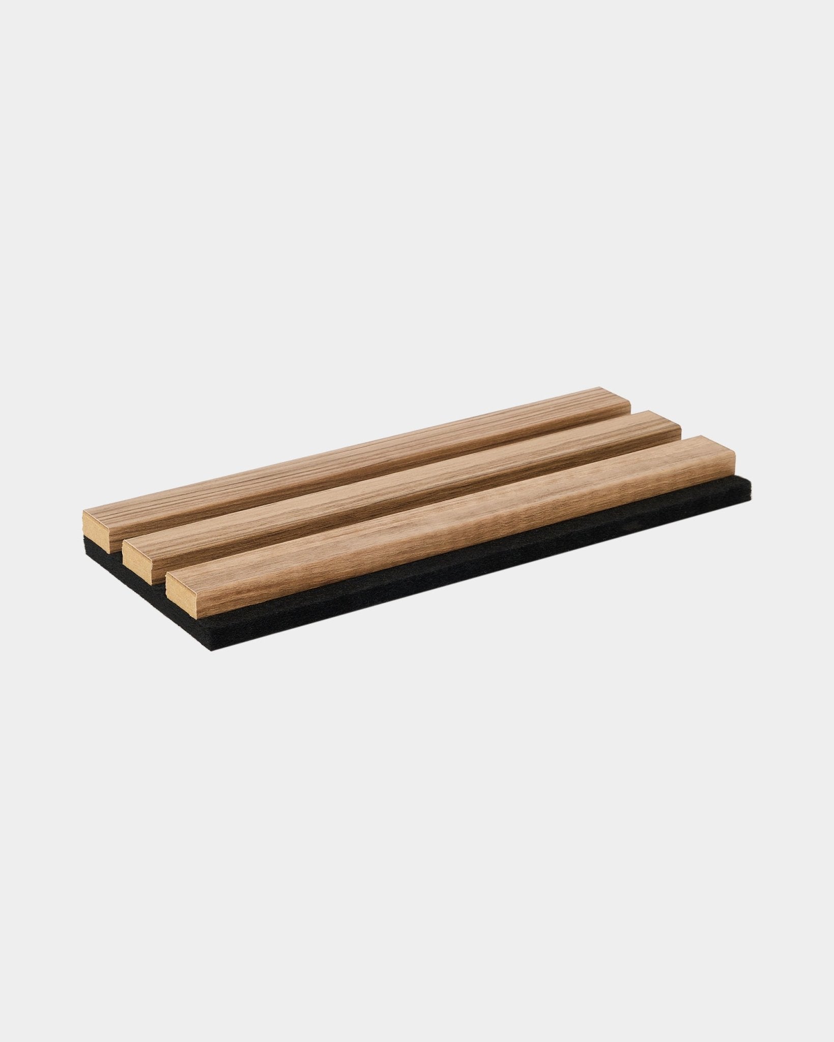 WoodUpp Essential onderzetter in English Walnut, met drie parallelle houten latten op een basis van black; een minimalistisch accessoire voor moderne keukens met een Scandinavische uitstraling.