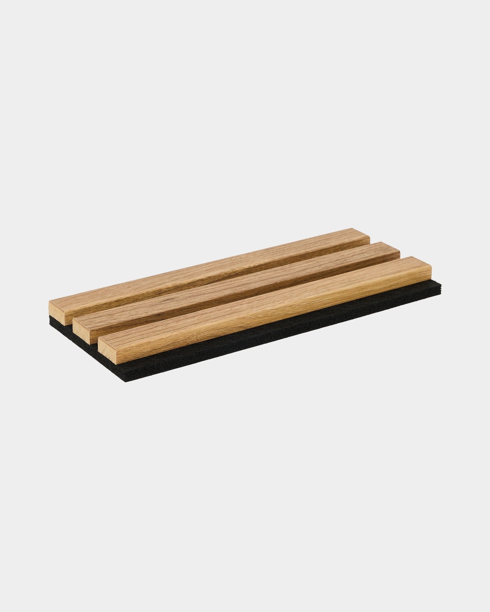 WoodUpp Essential staalset in English Oak met drie houten latten op een black ondergrond, die de Scandinavische stijl en materiaalafwerking van akoestische panelen laat zien.