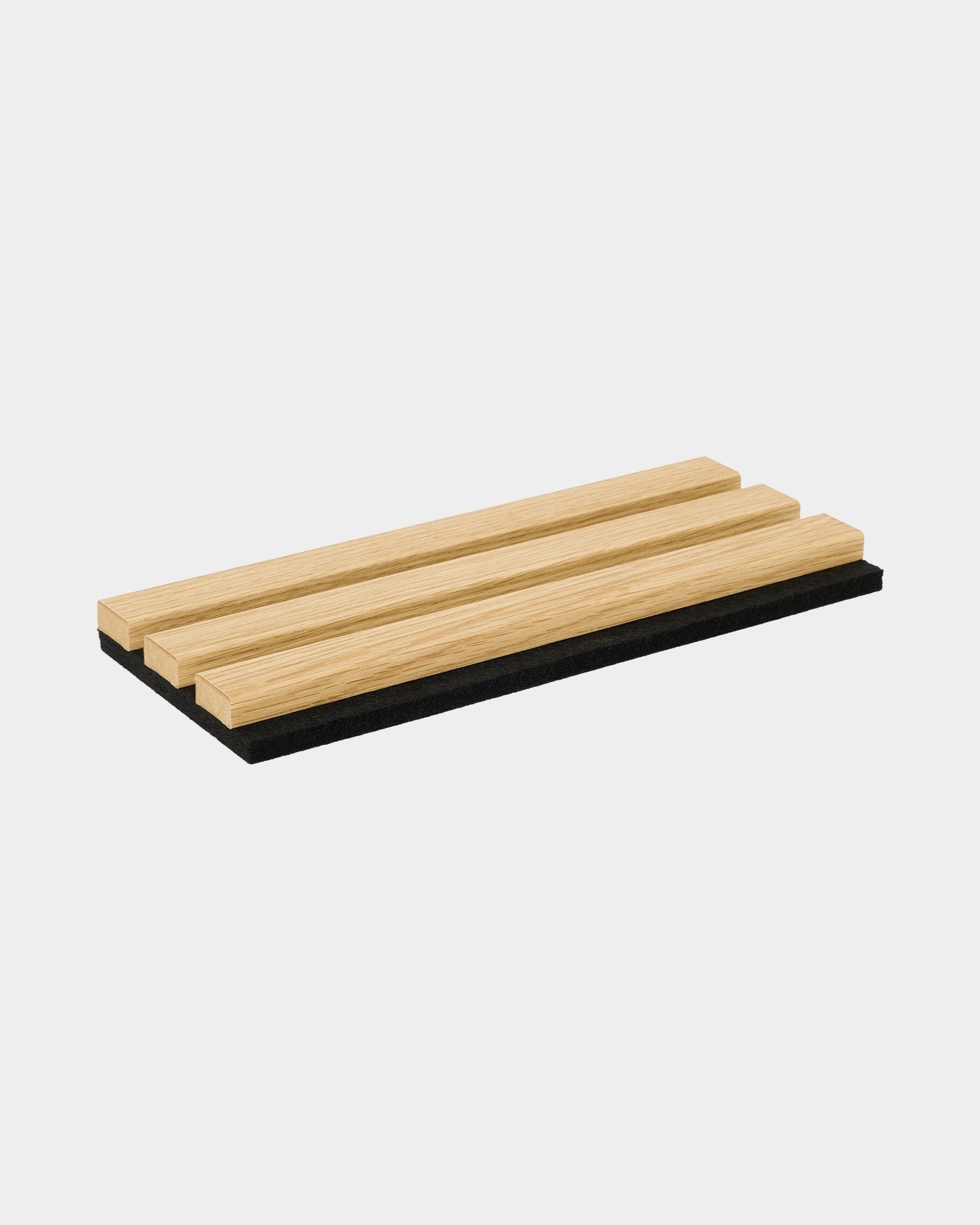 WoodUpp Akupanel sample in Southern Oak, met drie lichte houten latten op een black akoestische basis en een minimalistisch Scandinavisch design.