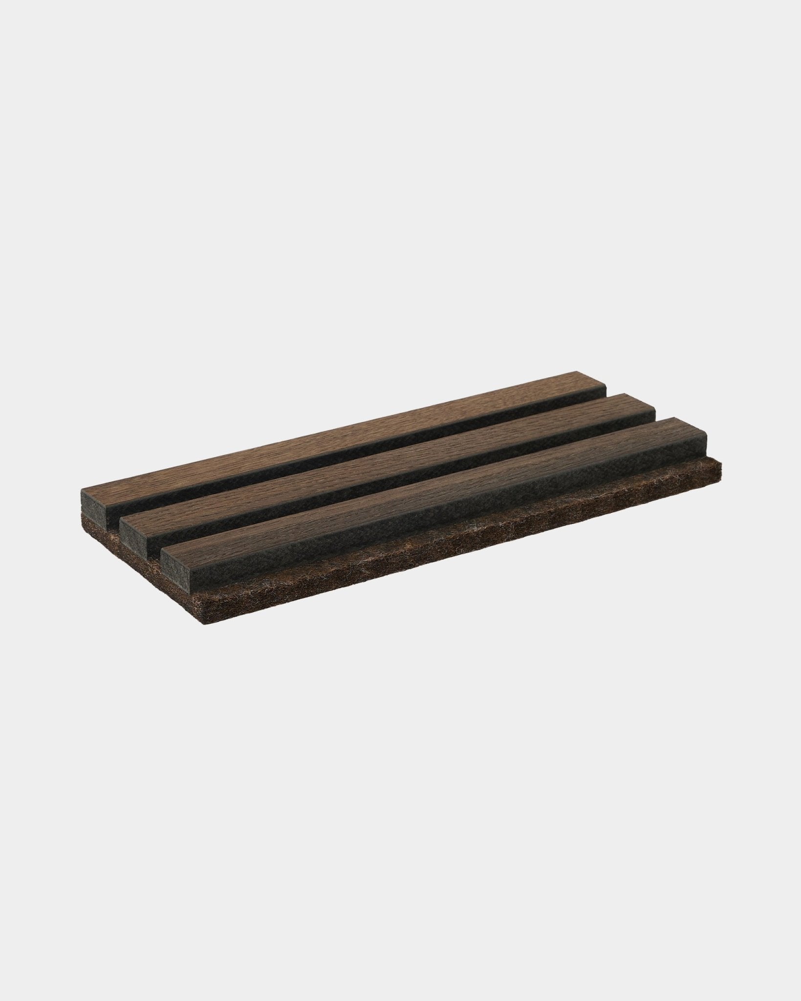 WoodUpp Tonal zeepbakje in donker smoked oak, gemaakt van natural wood, heeft drie parallelle groeven; accessoire ontworpen als aanvulling op de collecties van Akupanel.