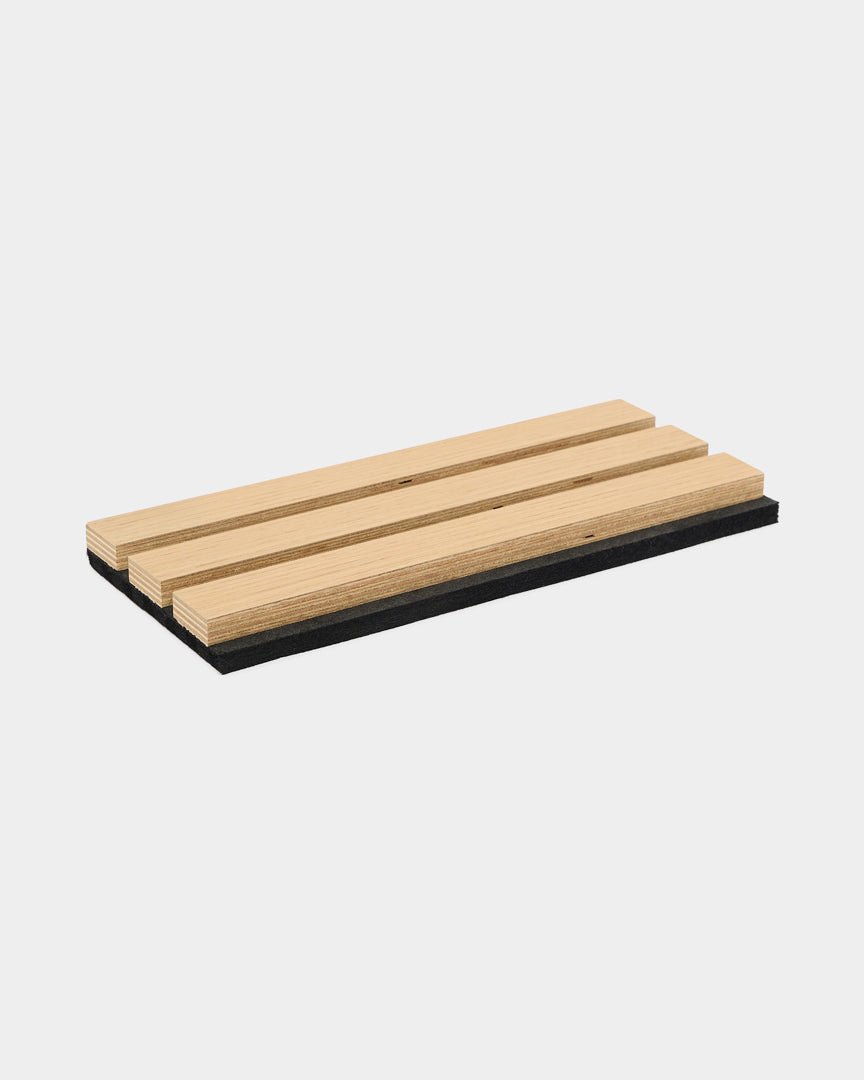 Drie parallelle WoodUpp Akupanel akoestische panelen in Natural Oak, brandklasse B,s1-d0, gemonteerd op een black ondergrond, weergegeven tegen een witte achtergrond.