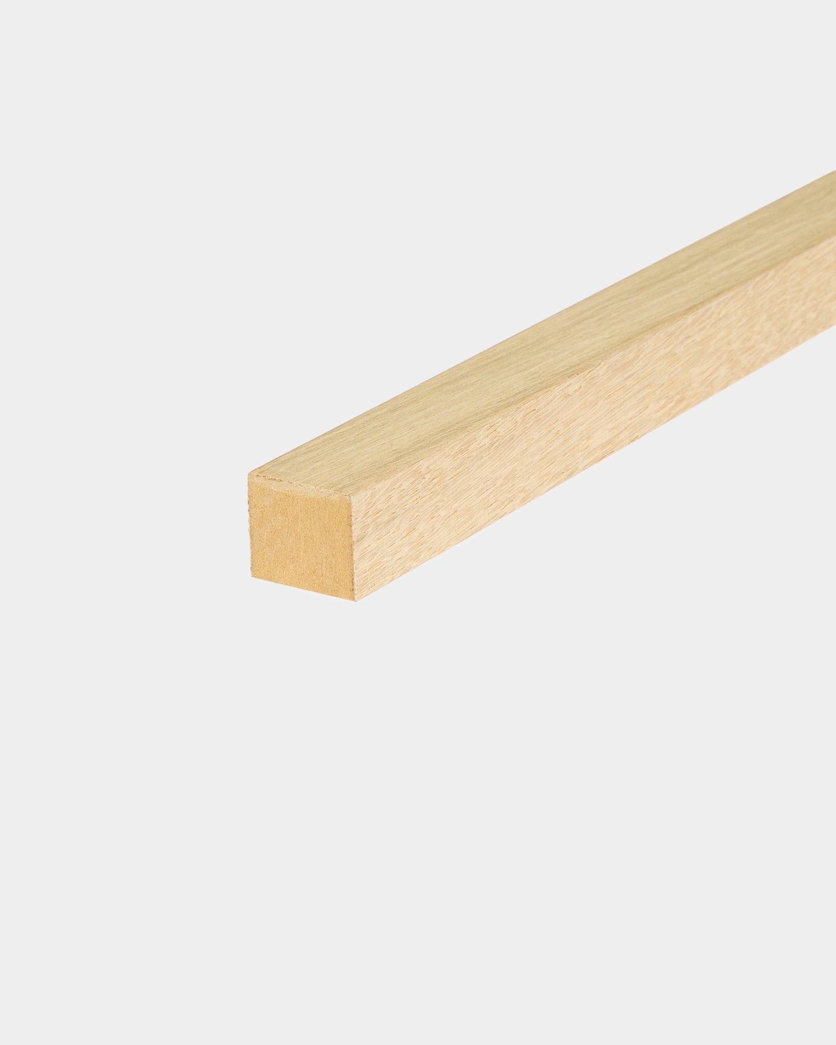 WoodUpp Eindlamel in Classic Oak, 2,2 cm dik, ontworpen voor installatie op Akupanel Akoestisch paneel of MDF-frames, weergegeven tegen een effen witte achtergrond.