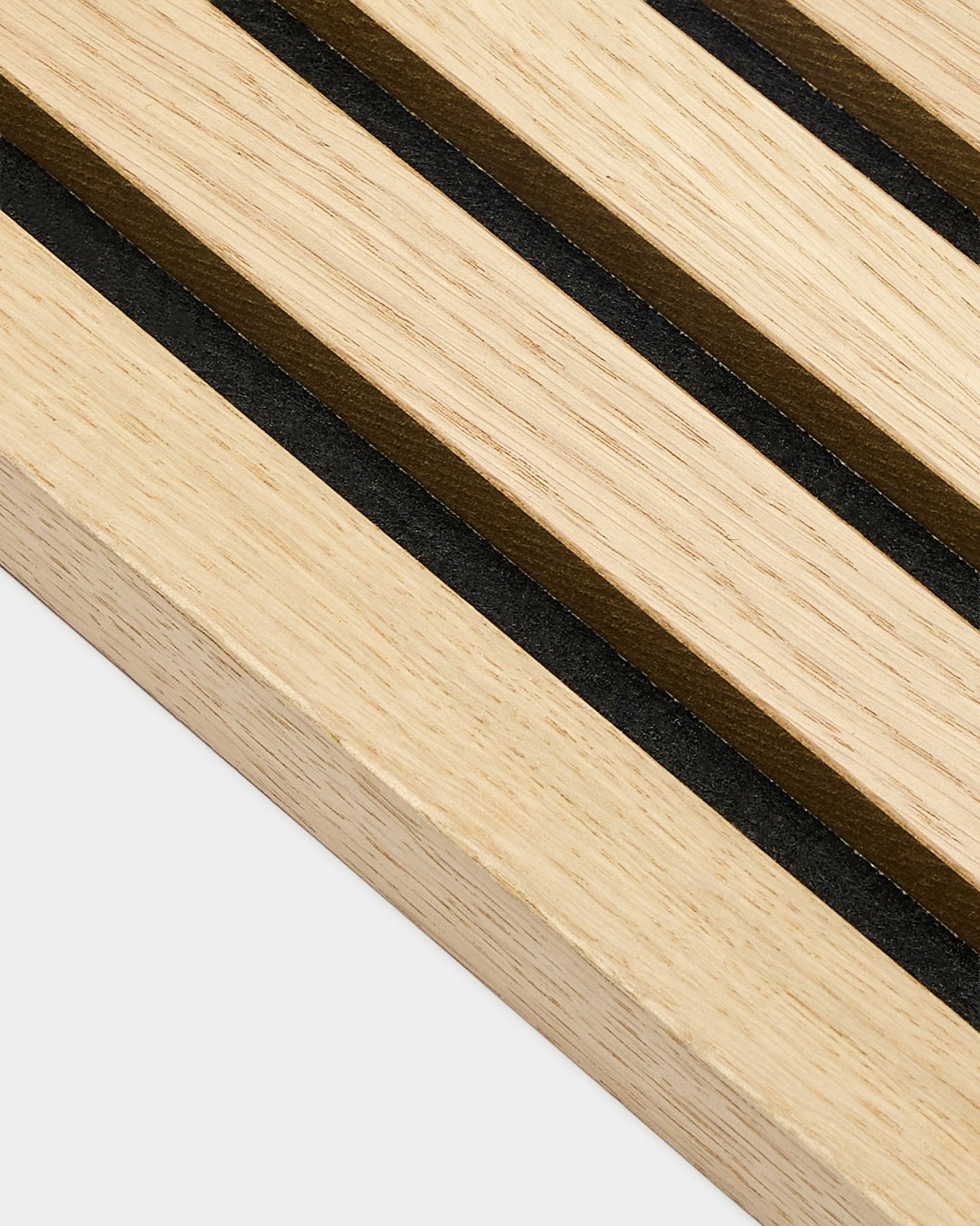 Close-up van WoodUpp Akupanel Classic Oak Eindlamel, 2,2 cm dik, met parallelle black en brown strepen die kenmerkend zijn voor Scandinavische akoestische panelen.