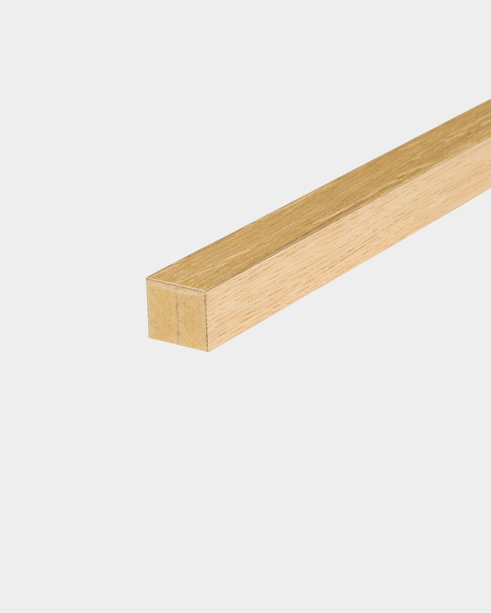 WoodUpp eindlamel in rustiek natural oak, 2,2 cm, ontworpen voor montage op Akupanel Akoestisch paneel of een MDF-frame, weergegeven op een effen witte achtergrond.