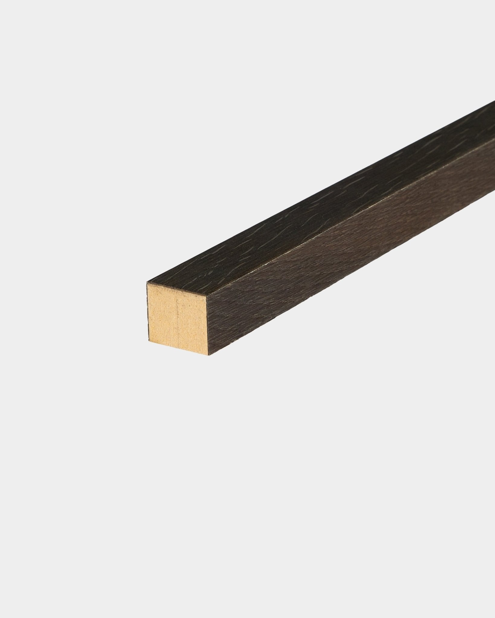 WoodUpp eindlamel in rustiek Smoked Oak, 2,2 cm dik, ontworpen voor Akupanel Akoestisch paneel installatie of voor het omlijsten van MDF-paneelwanden.