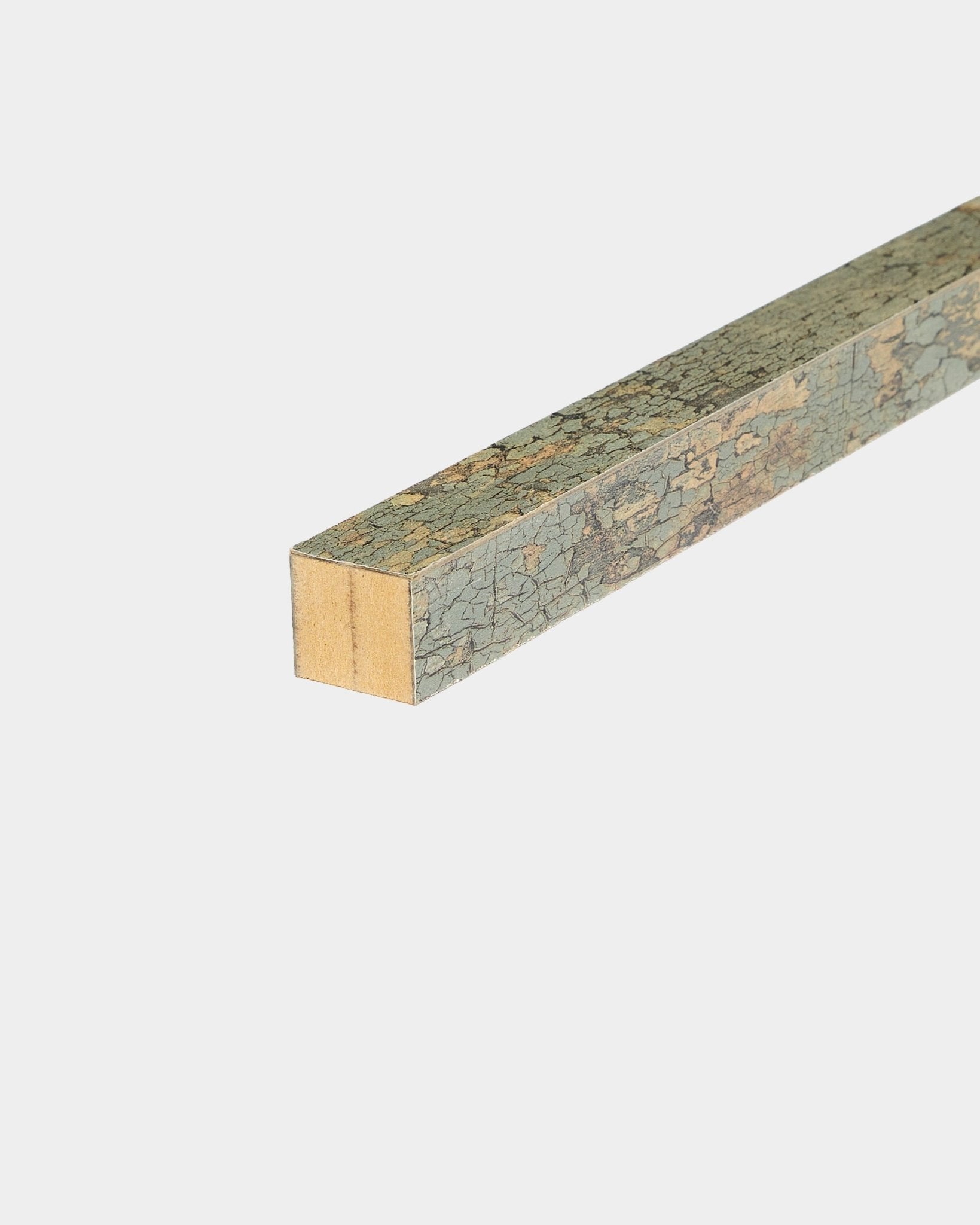 WoodUpp End Lamella in Oxide Grey, 2,2 cm: vierkante, met MDF omlijste lat met een gebarsten groenachtig oppervlak, ontworpen als eindstuk voor Akupanel akoestische panelen.