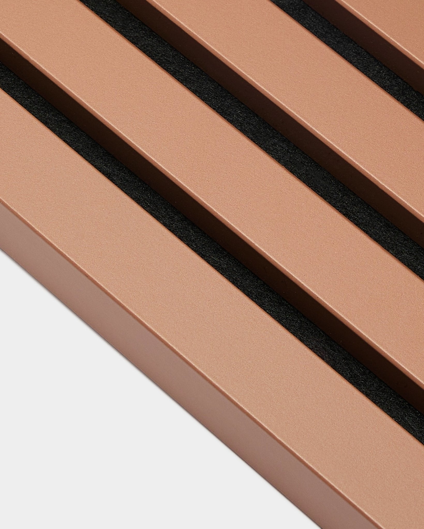 WoodUpp Akupanel eindlamel in Clay, 2,2 cm dik, met bronzen metalen latten en black tussenruimtes, ontworpen voor Akoestisch paneel of Akupanel wandmontage.