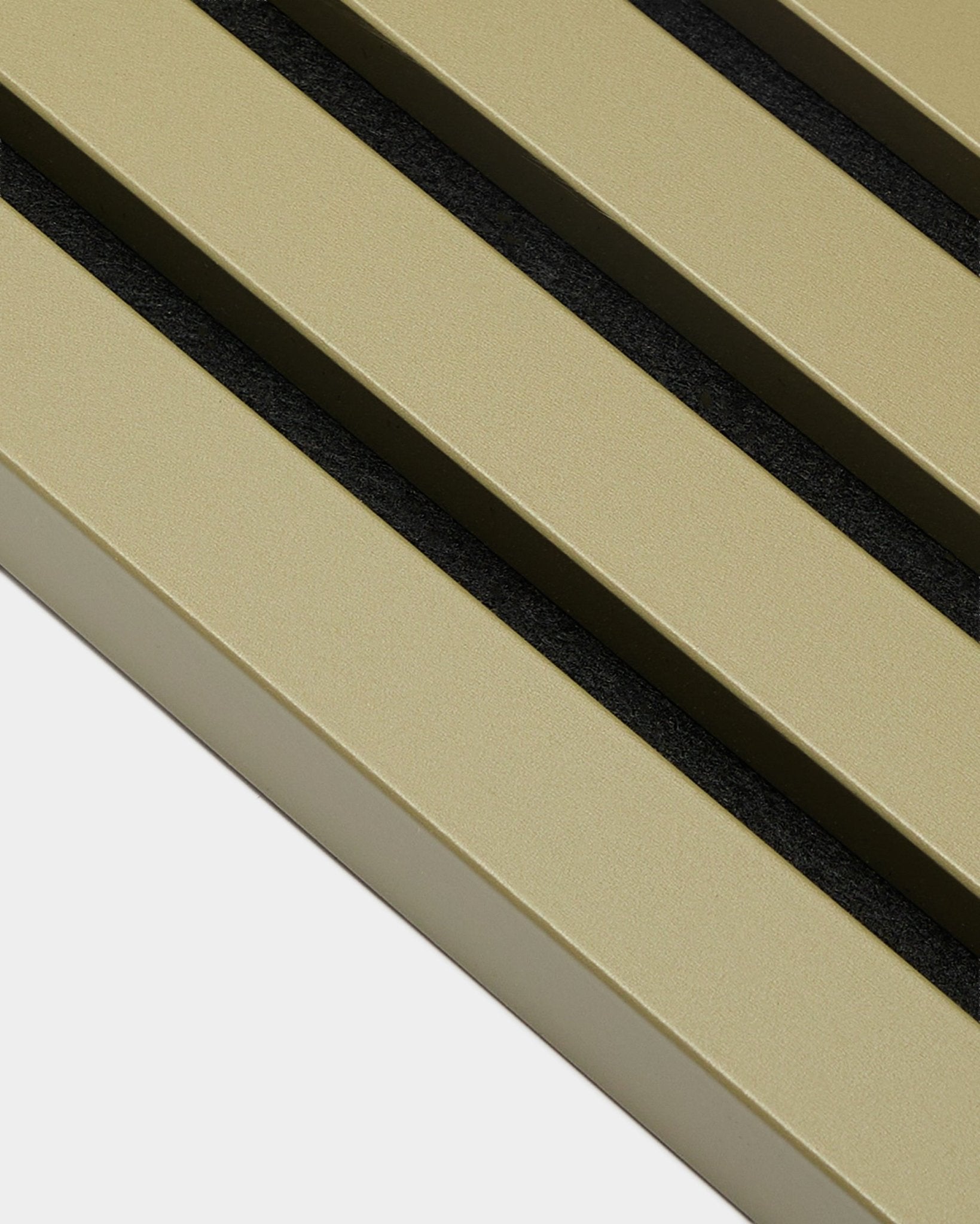 Close-up van WoodUpp Akupanel End Lamella in Moss, 2,2 cm: goudkleurige metalen Akoestisch paneel met drie parallelle diagonale groeven van black.