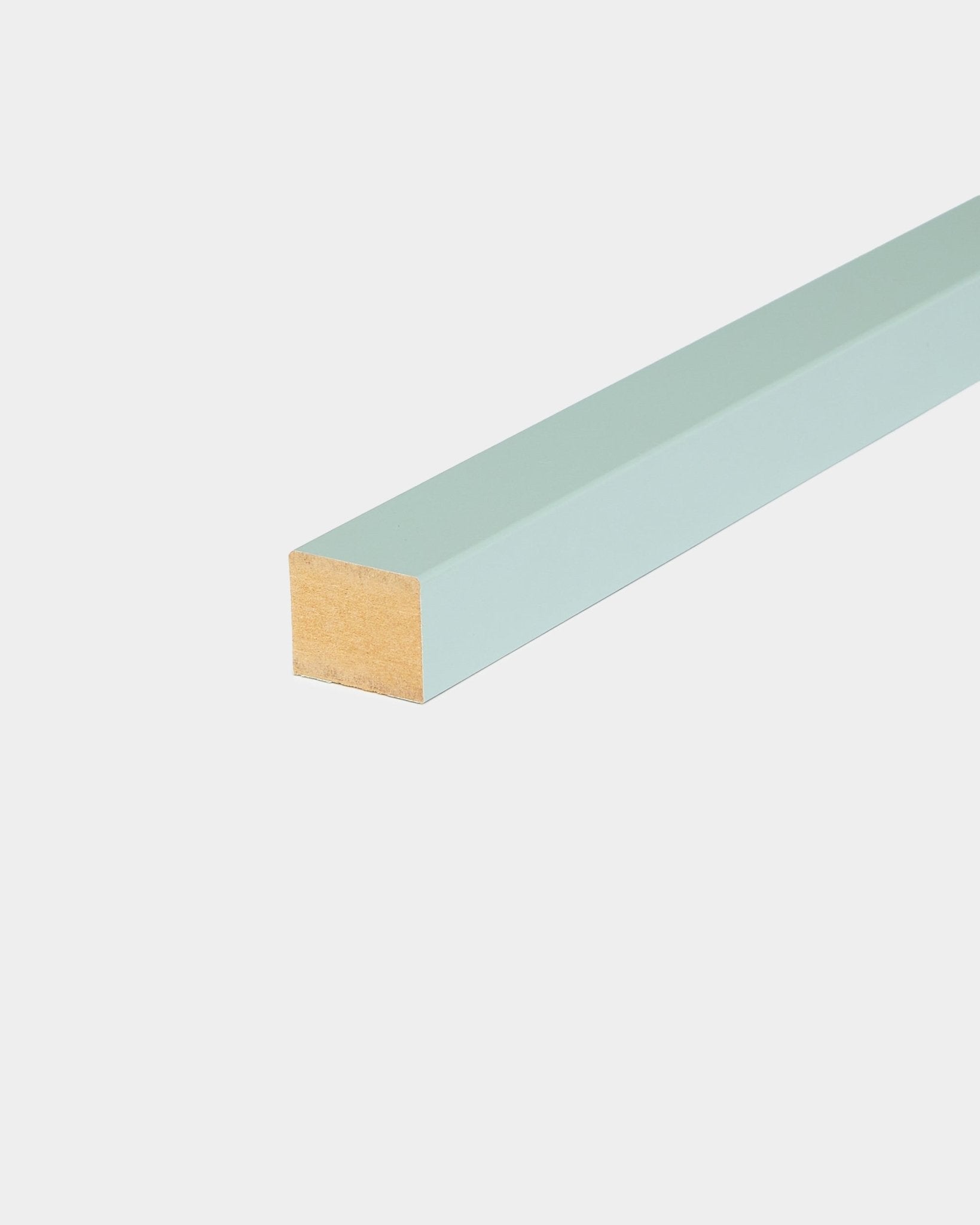 WoodUpp End Lamella / Cloud, lichtgroene houten deuvel van 2,2 cm, compatibel met MDF-frames of Akupanel Akoestisch paneel-montage. Scandinavisch designaccessoire.