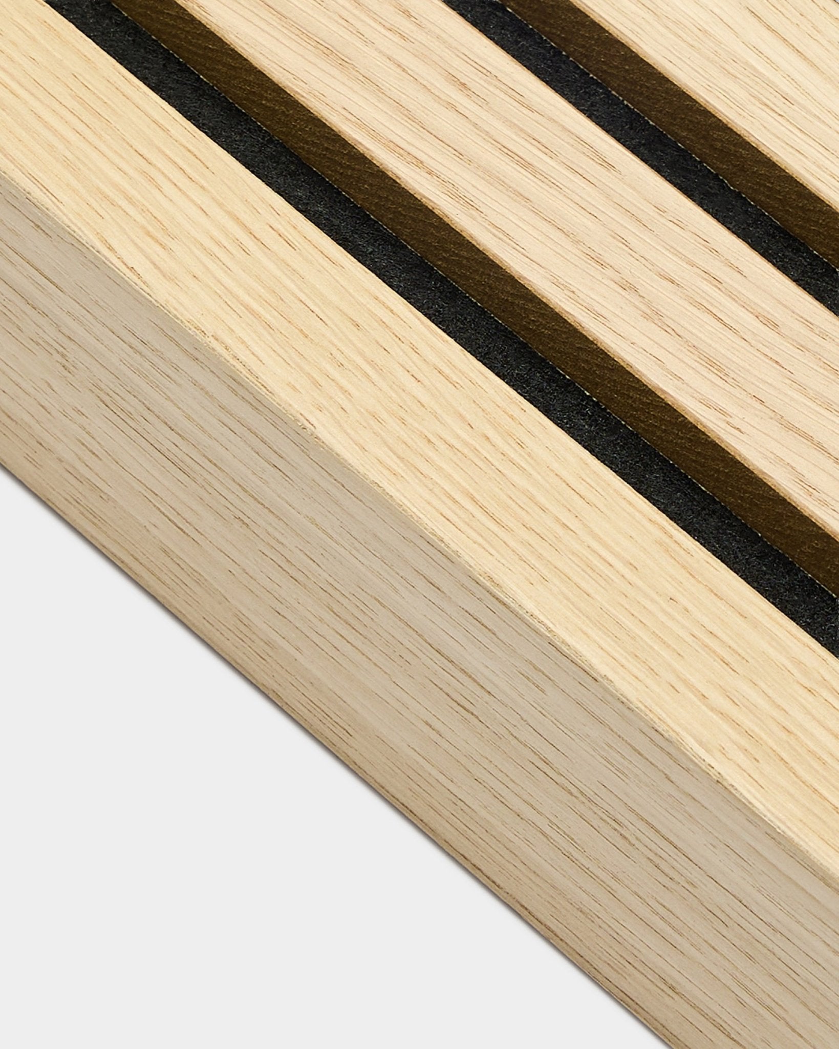 Gedetailleerde close-up van een WoodUpp Classic Oak End-lat, 6,7 cm breed, ontworpen voor Akupanel Akoestisch paneel installatie of integratie met een MDF-frame.
