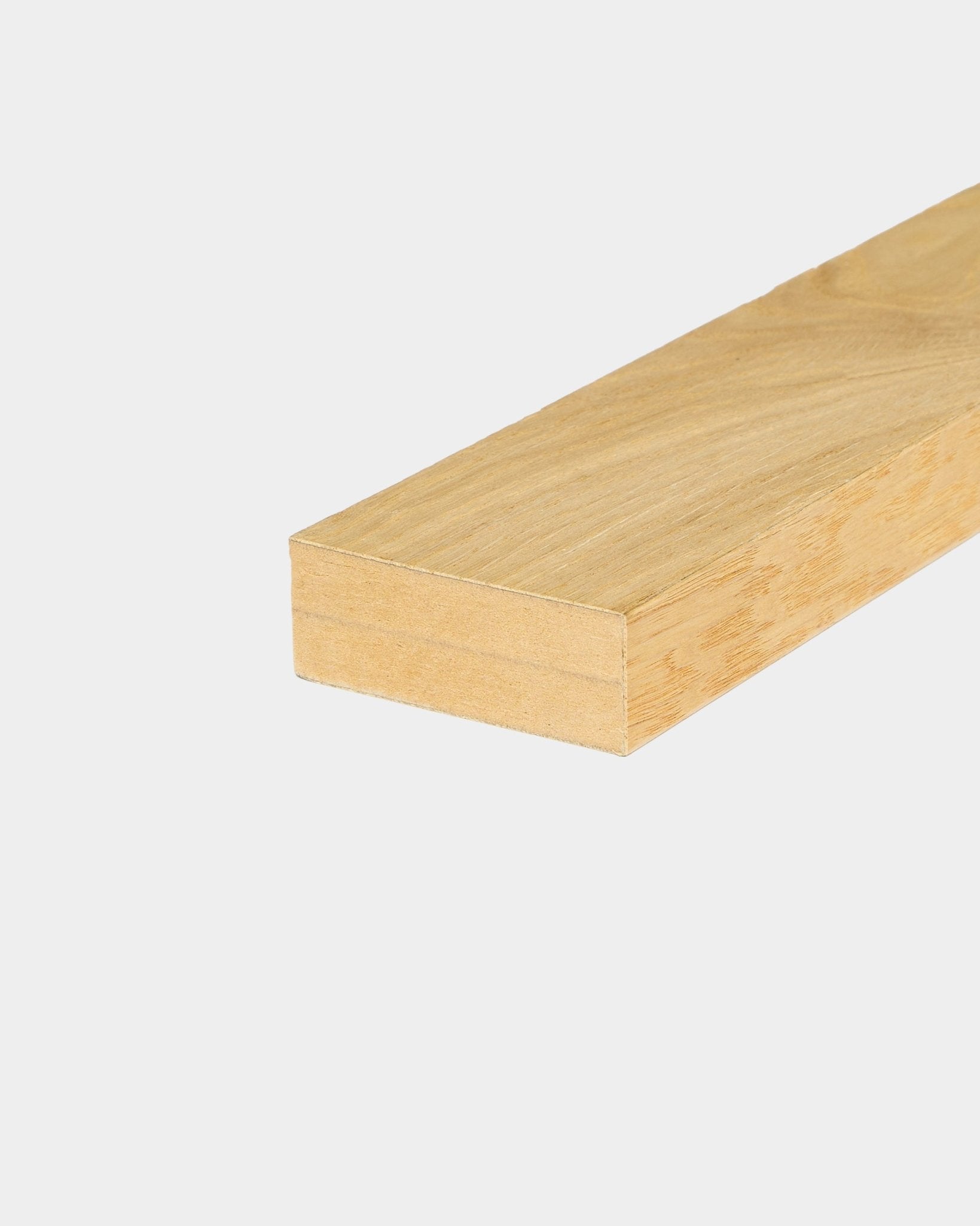 WoodUpp eindlamel in Rustic Natural Oak (6,7 cm), geschikt voor Akupanel akoestische houten panelen of installaties met een MDF-frame, weergegeven op een effen witte achtergrond.
