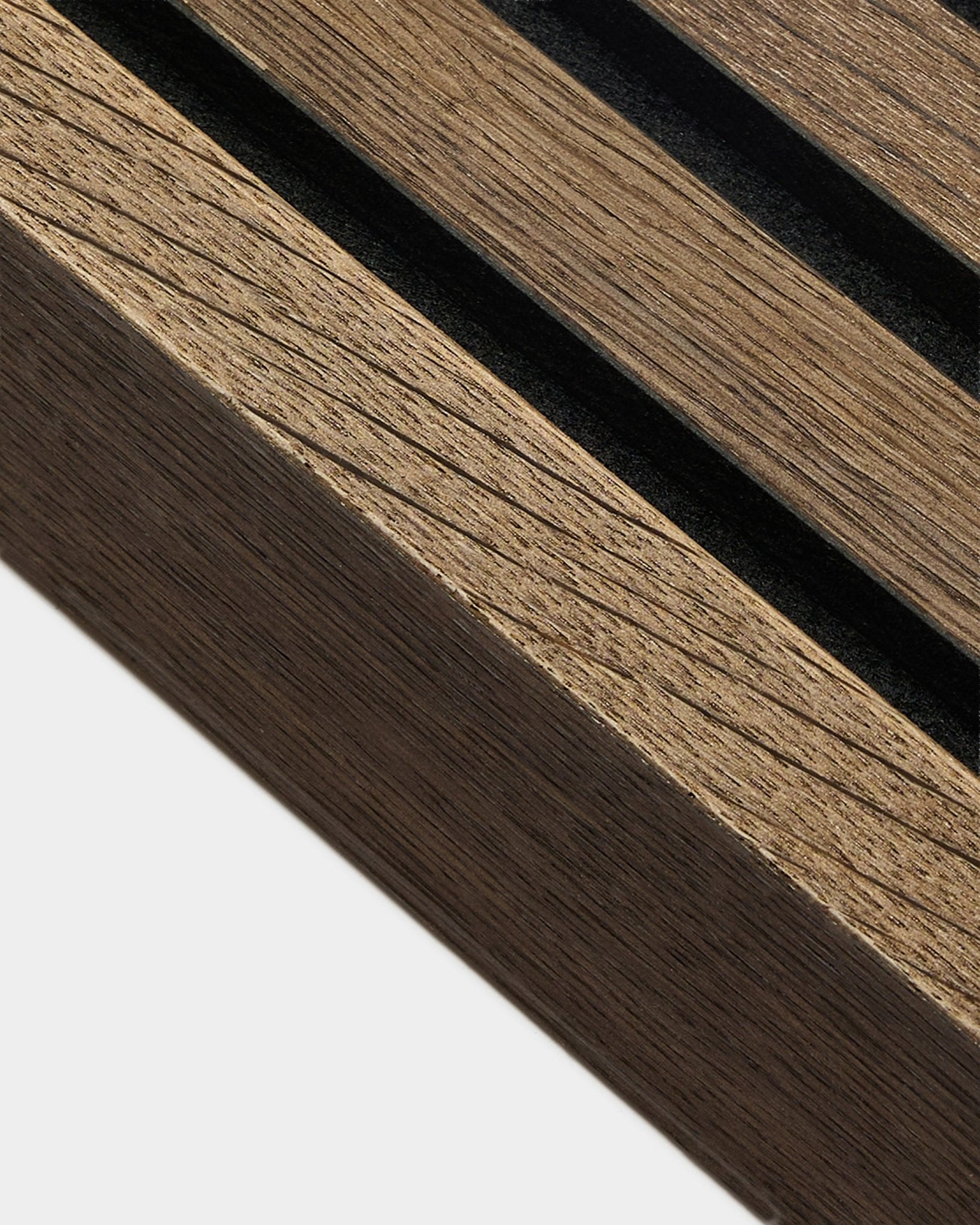 Close-up van de WoodUpp eindlamel in Rustic Smoked Oak, 6,7 cm — schuingeplaatste latten met zichtbare houtnerf, ontworpen voor installatie van Akoestisch paneel of Akupanel.