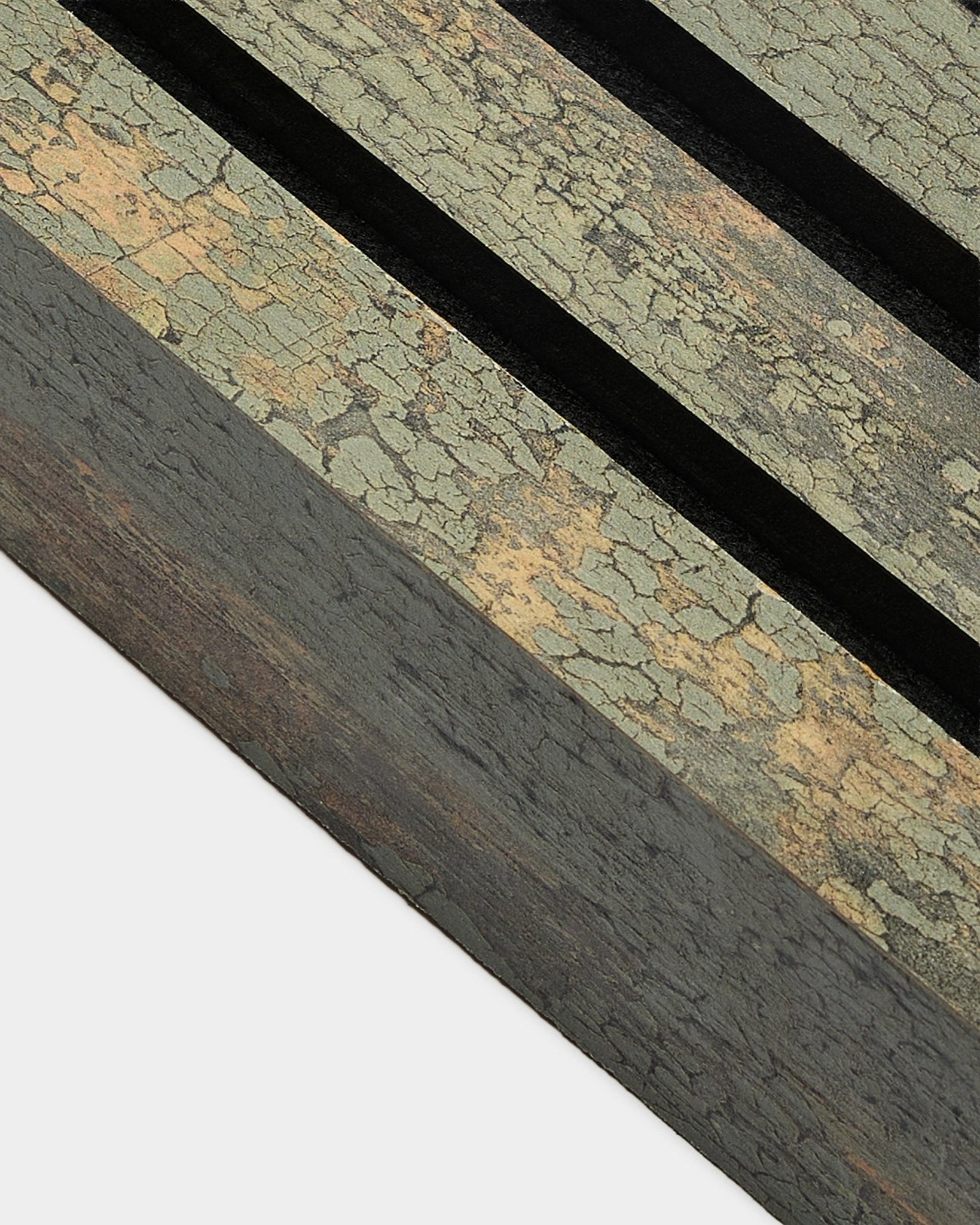Close-up van WoodUpp Akupanel eindlamel in Oxide Grey, 6,7 cm breed, met een getextureerd Akoestisch paneel met twee black groeven en een MDF-frame.