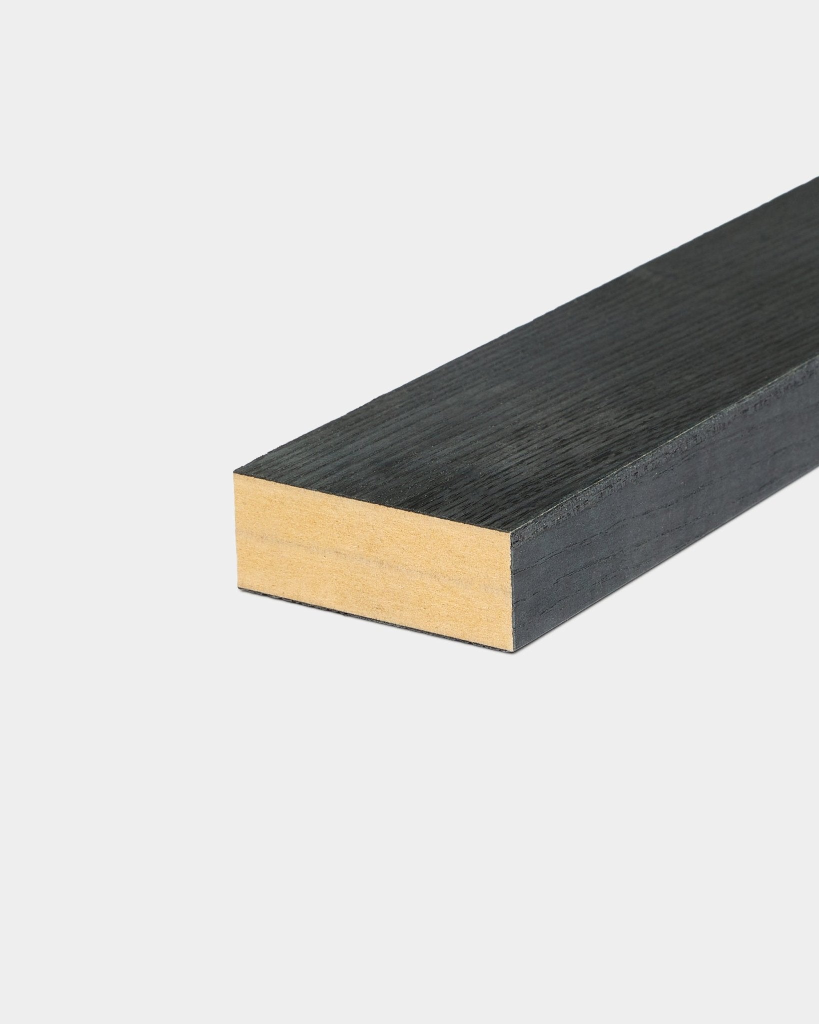 Eindlamel in Black essen (6,7 cm) met een black gelakt oppervlak en natural wood rand, ontworpen voor gebruik met WoodUpp Akupanel akoestische panelen.