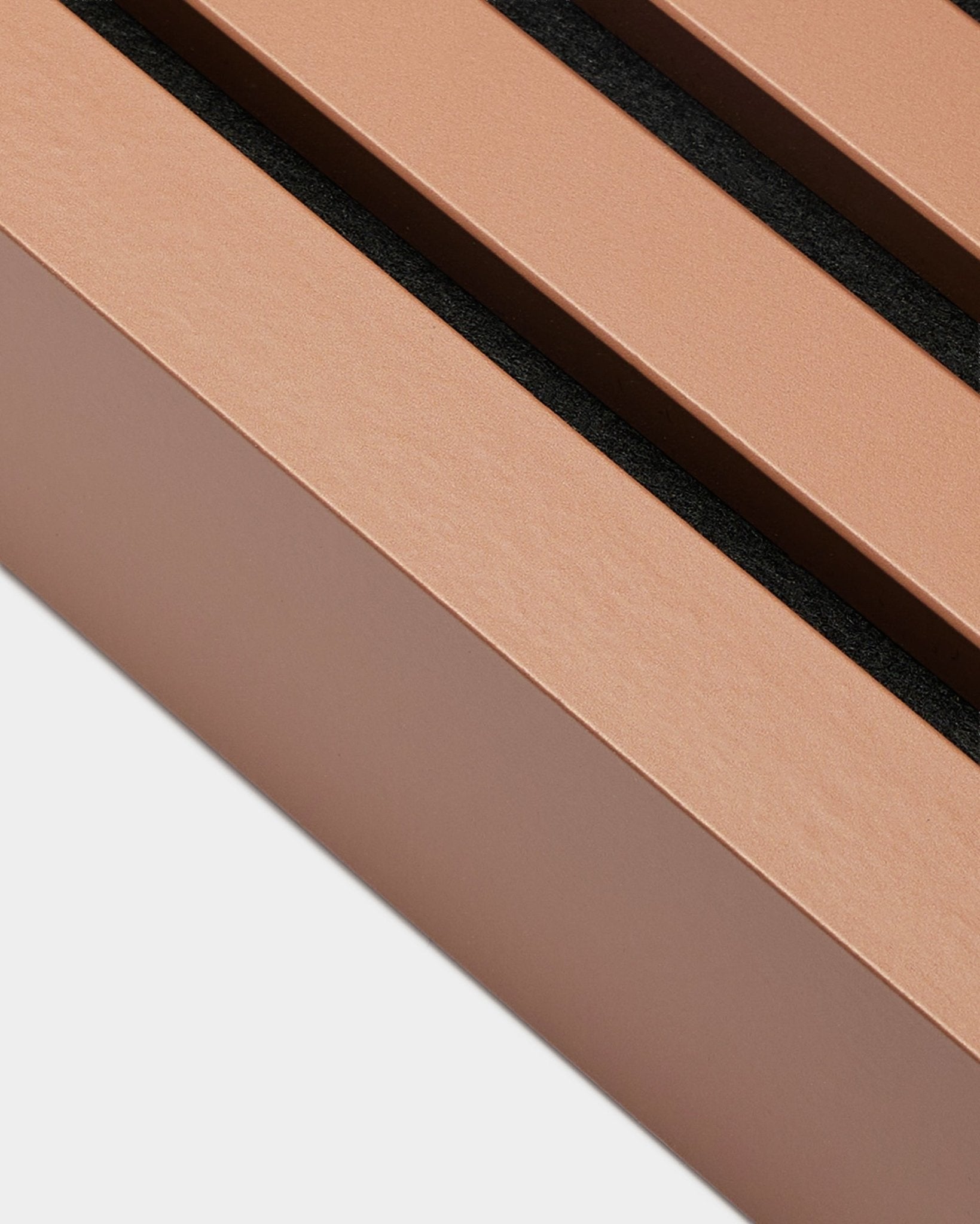 Close-up van de WoodUpp Akupanel installatie-eindlamel in Clay, 6,7 cm — licht brown Akoestisch paneel met drie black sleuven, minimalistisch Scandinavisch design.