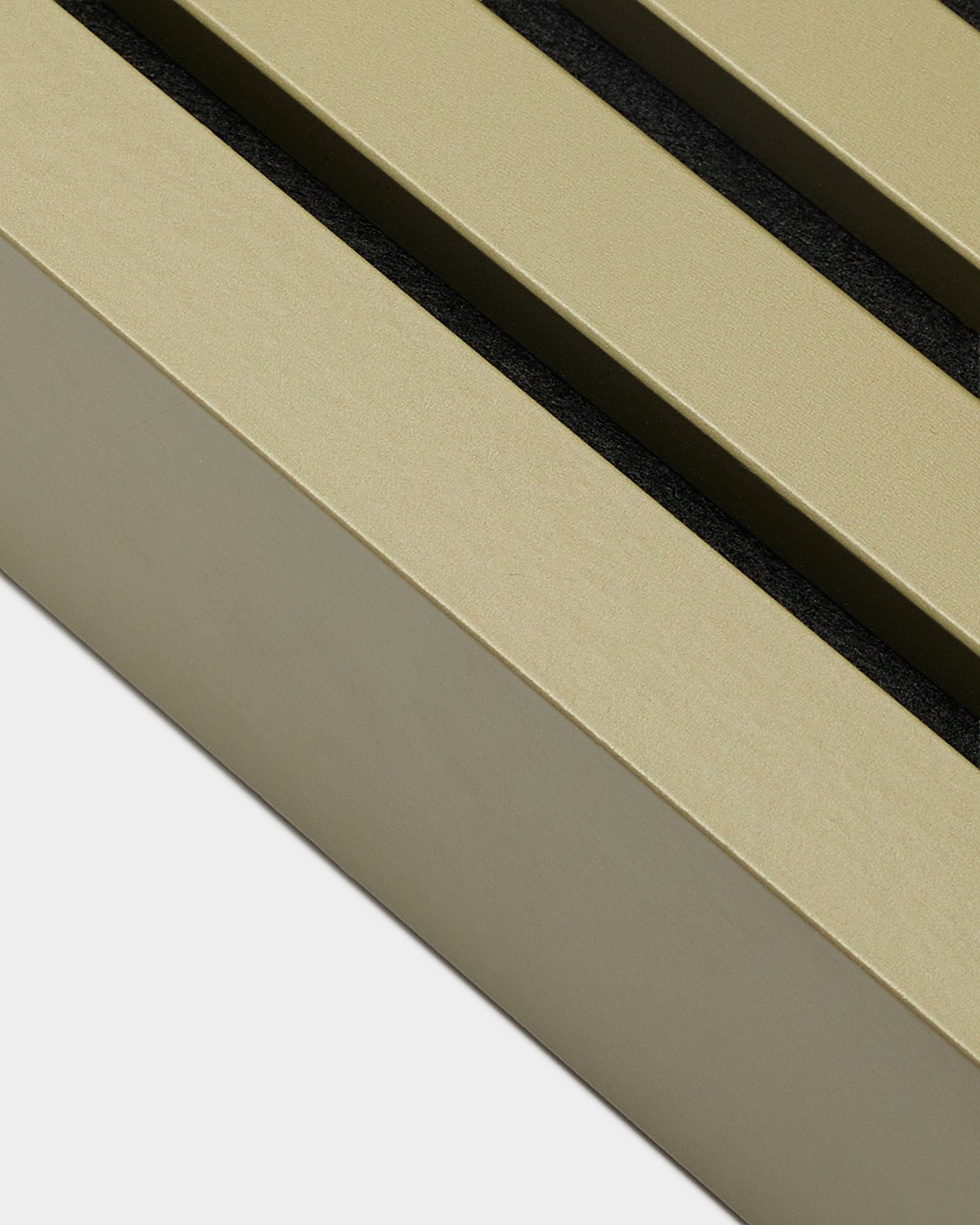Detail van het WoodUpp Akupanel installatieproduct, eindlamel in Moss afwerking, 6,7 cm breed, met een beige MDF-frame en black sleuven op een witte achtergrond.
