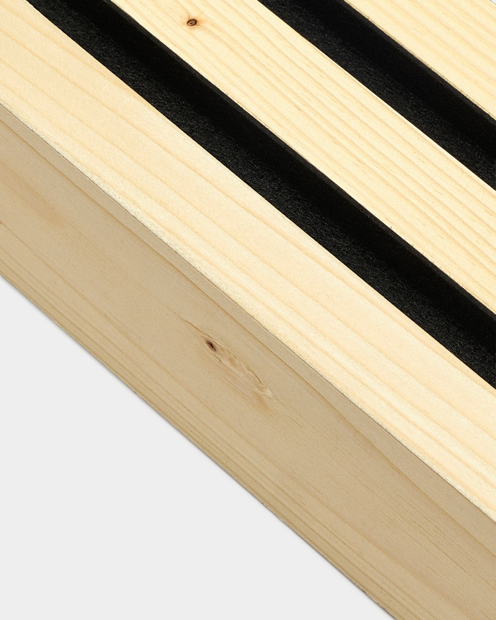Close-up van de WoodUpp eindlamel in Alp-afwerking, 6,7 cm breed, met een gedetailleerde houtnerf; ontworpen voor Nordic Akoestisch paneel wand- of Akupanelinstallatie.