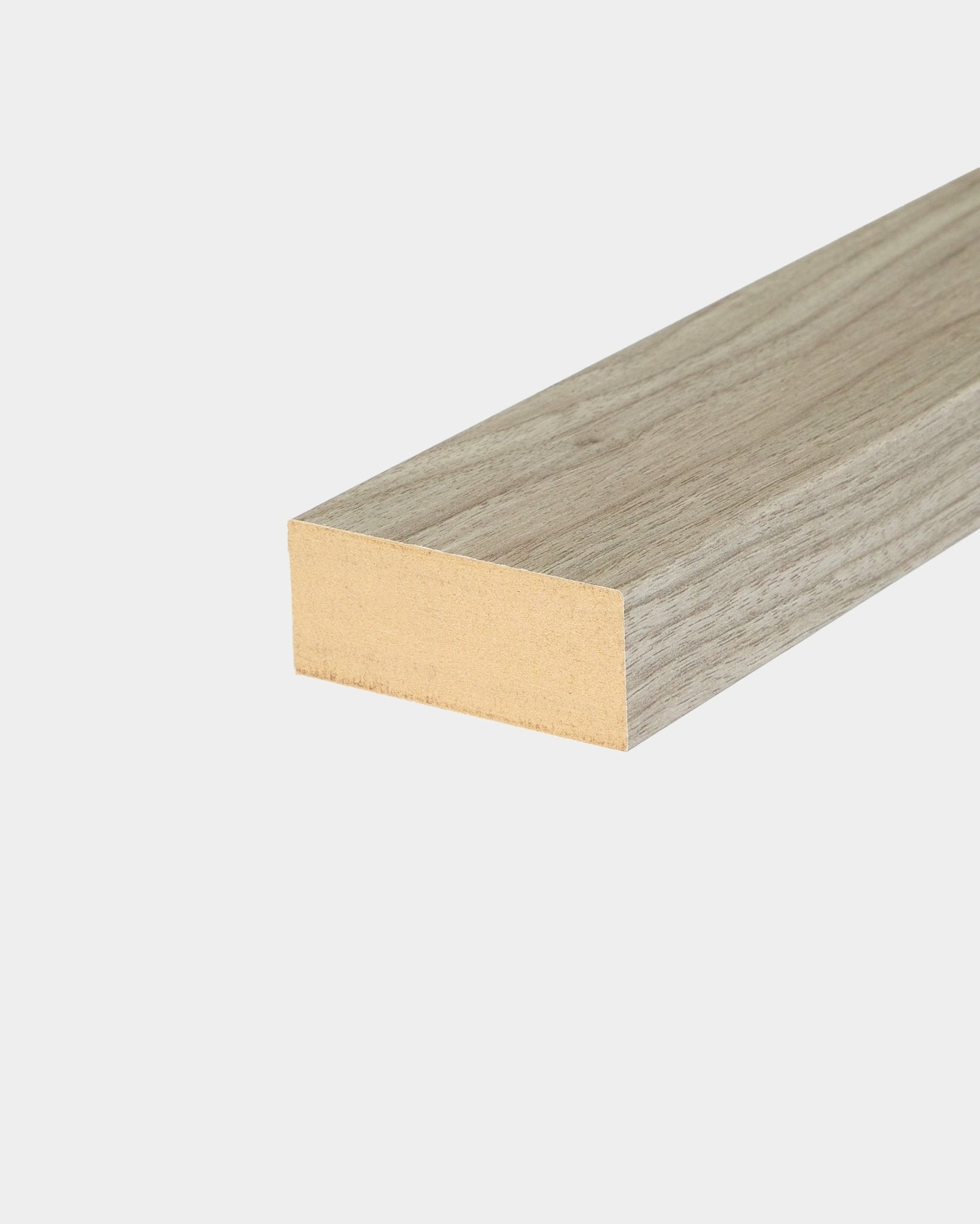 Weathered Oak eindlamel (6,7 cm) voor WoodUpp Akupanel Akoestisch paneel installaties, geschikt als afwerklijst voor Nordic paneelwanden of latwandsystemen.