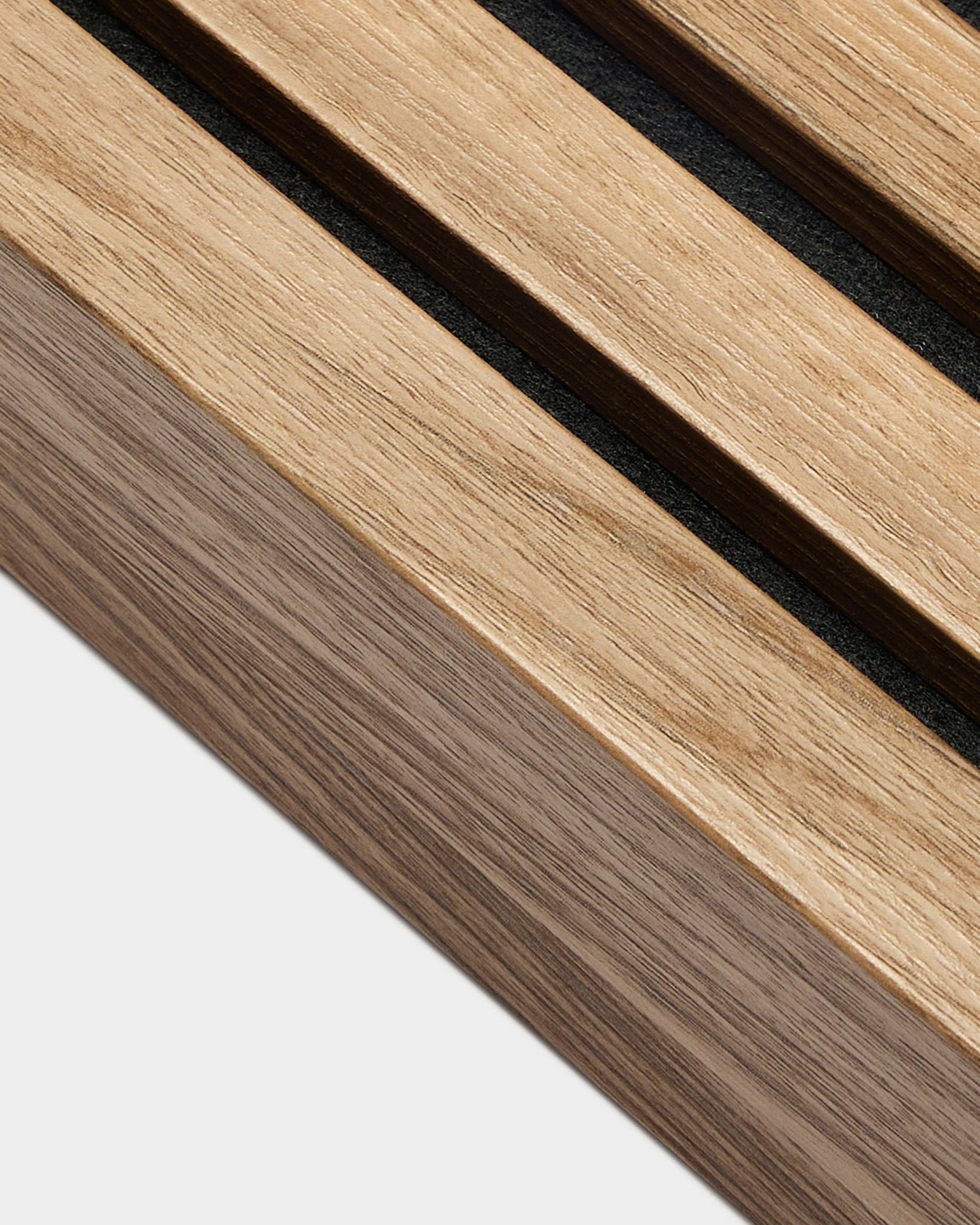 Close-up van WoodUpp Akupanel eindlamel in English Walnut (6,7 cm), met black tussenruimtes tussen akoestische latten tegen een effen witte achtergrond.