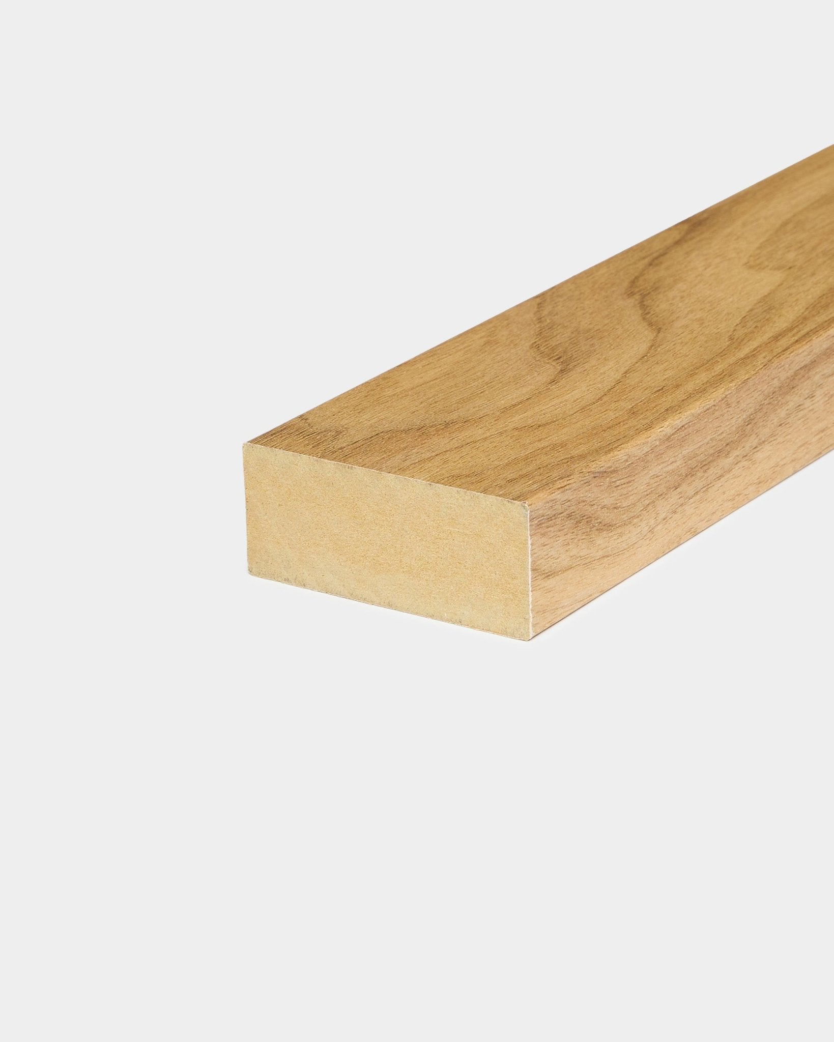 WoodUpp CREATE-collectie eindlamel in English Oak (6.7 cm), accessoire voor Akoestisch paneel MDF-frames of wanden, weergegeven op een effen witte achtergrond.