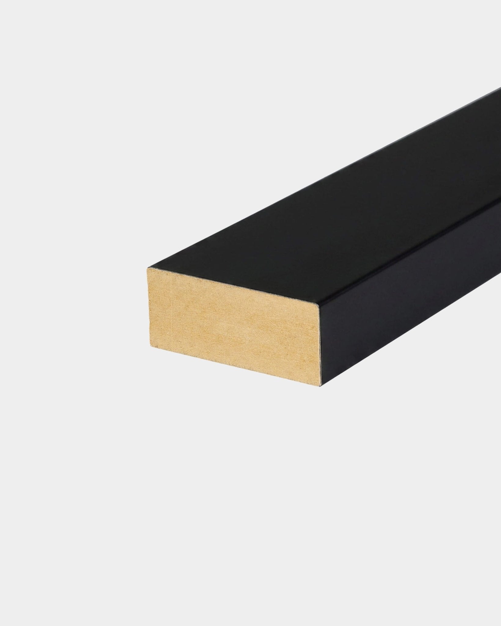 WoodUpp-eindlamel, zwart omwikkeld, 240 x 6,7 cm MDF met zwarte afwerking aan drie zijden en een natuurlijke houten kopse kant voor een naadloze montage van Akupanel-akoestische panelen.
