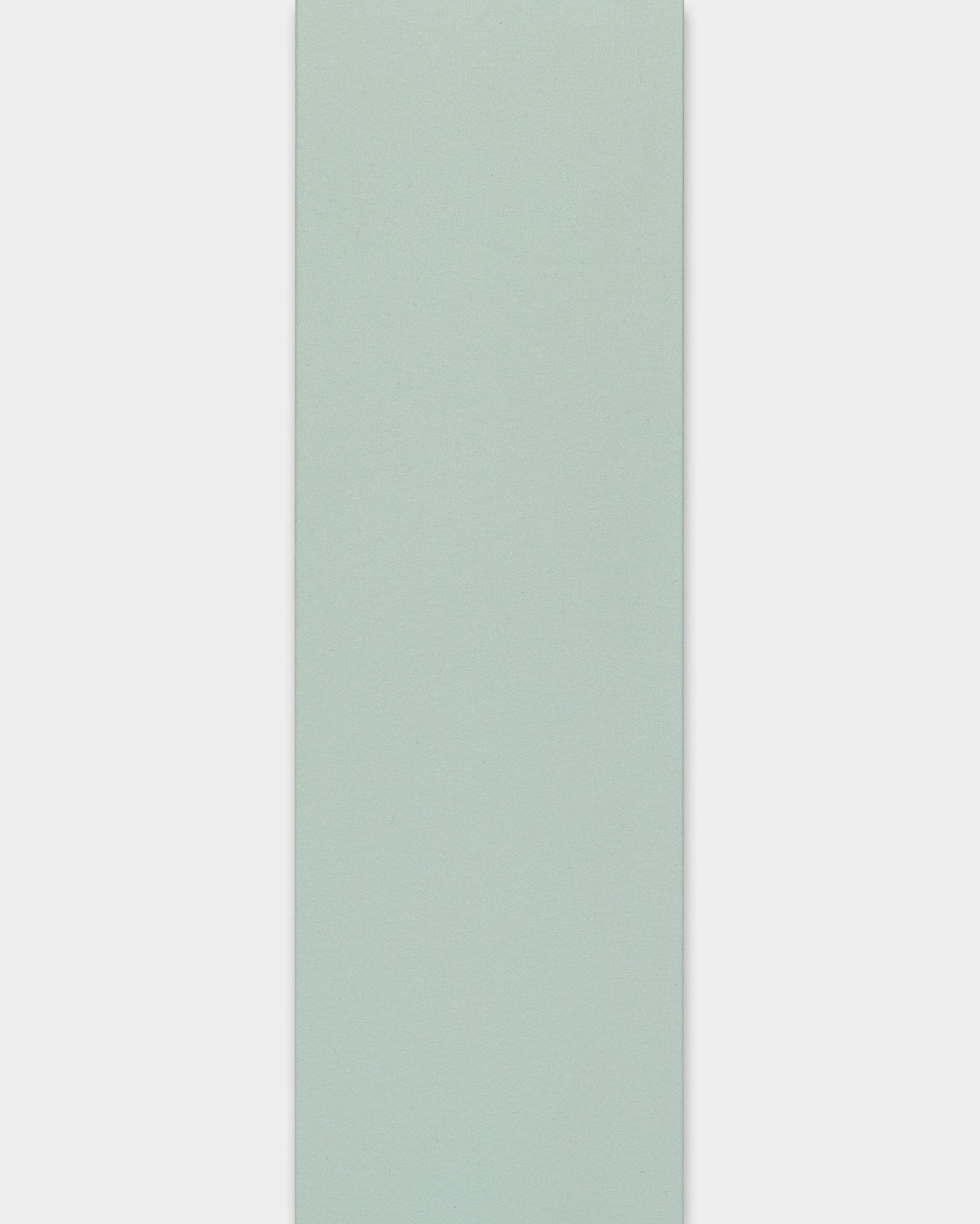 Vertical lichtblauwe Akoestisch paneel met subtiele textuur en strakke randen uit WoodUpp’s Lamella-collectie, afgebeeld tegen een effen witte achtergrond.