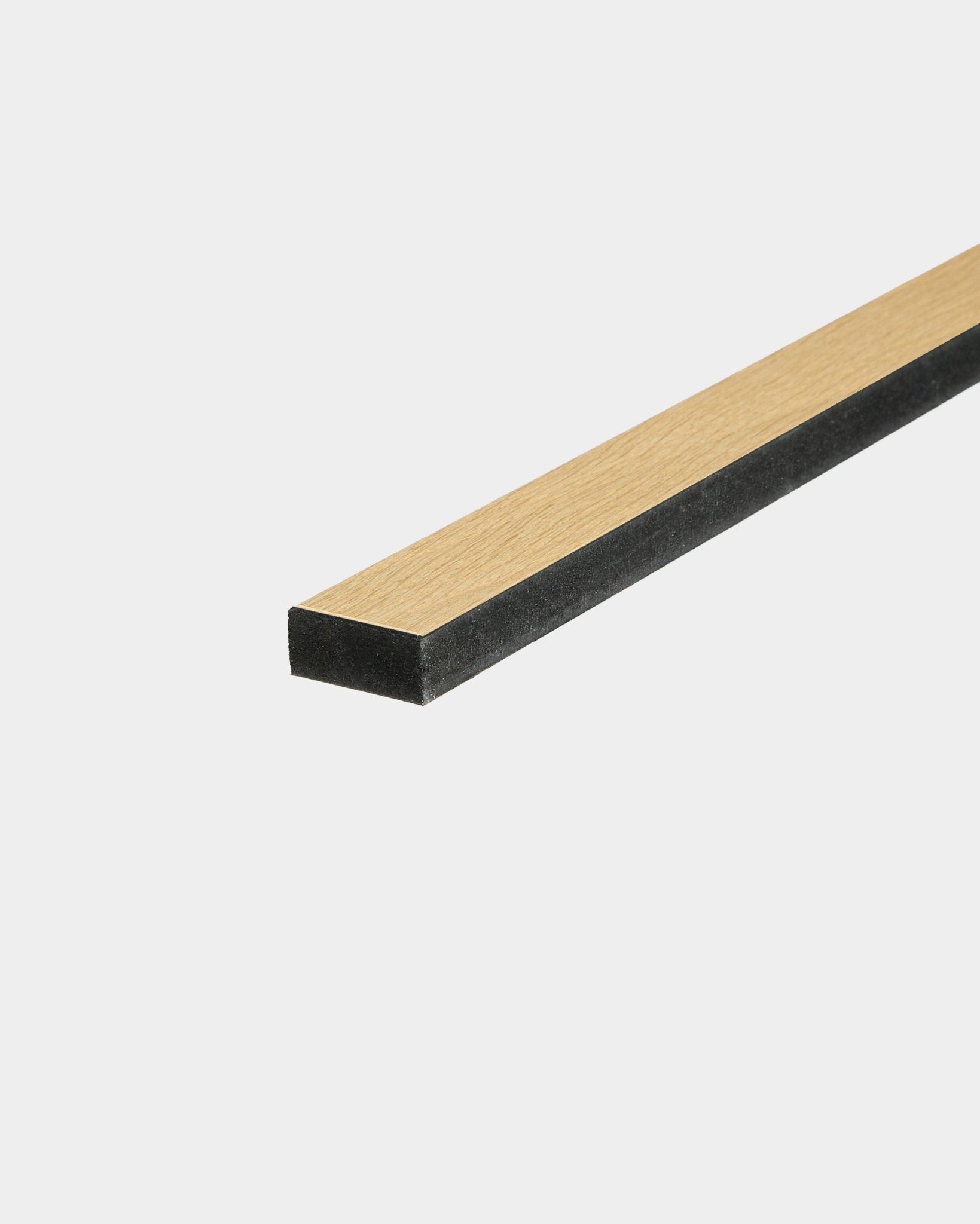 WoodUpp Lamella Classic Oak-lat, lengte 240 cm, met black MDF-achterplaat; ontworpen als vervangende lat voor akoestische panelen of paneelreparaties.