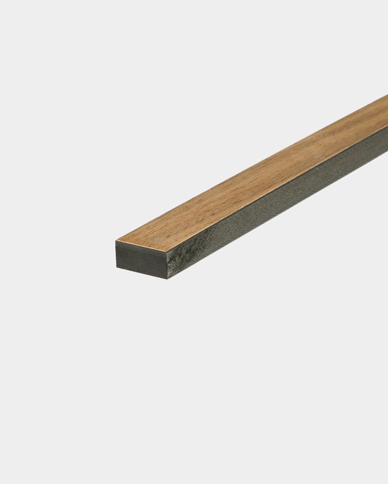 WoodUpp Lamella Walnut 240 cm, een gladde rechthoekige walnoten lat voor afwerking van randen of vervanging van Akupanel latten, afgebeeld op een witte achtergrond.