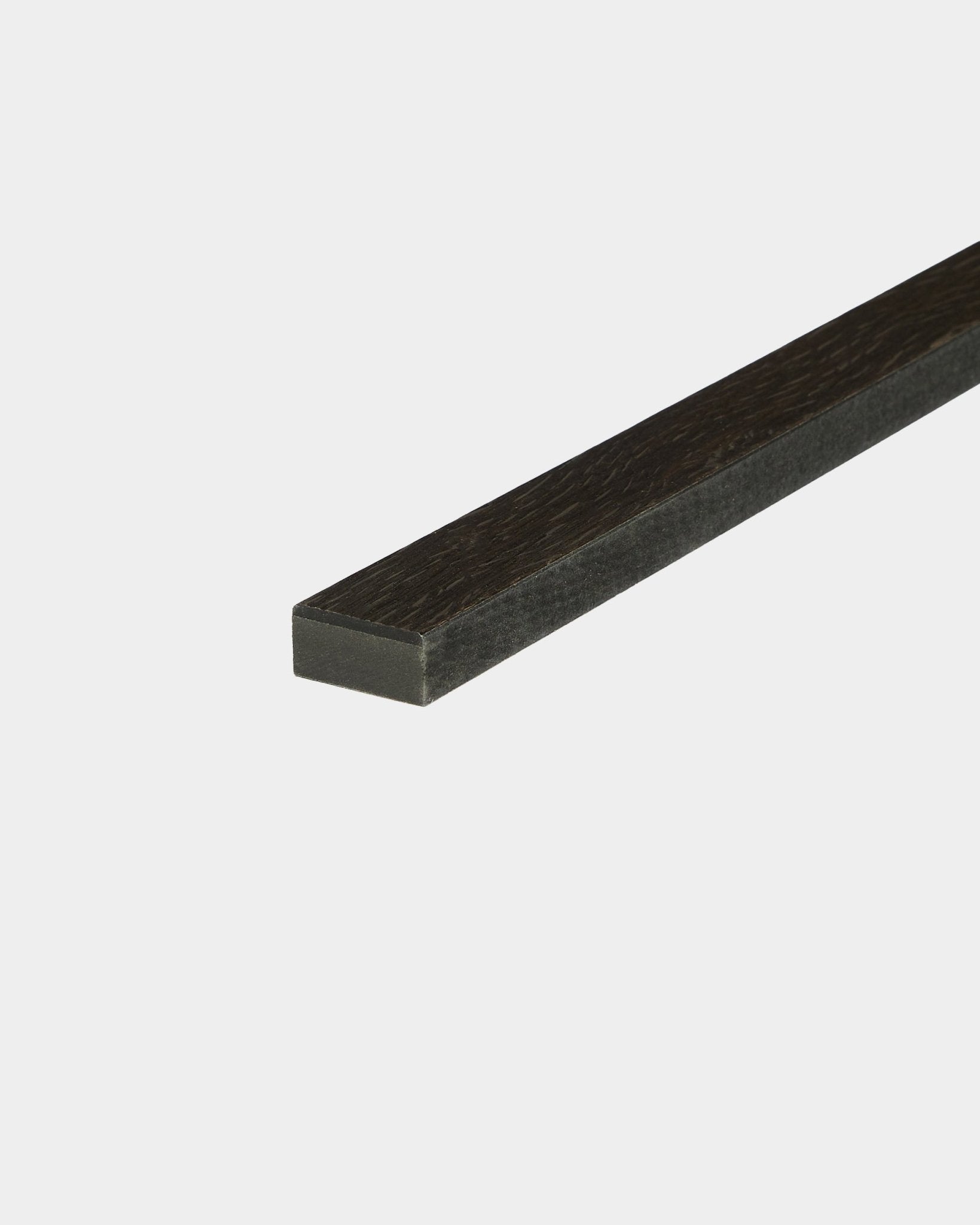 Een WoodUpp Lamella Rustic Smoked Oak akoestische lat van 240 cm, met een afwerking geïnspireerd op Nordic design, staat rechtop tegen een effen witte achtergrond.