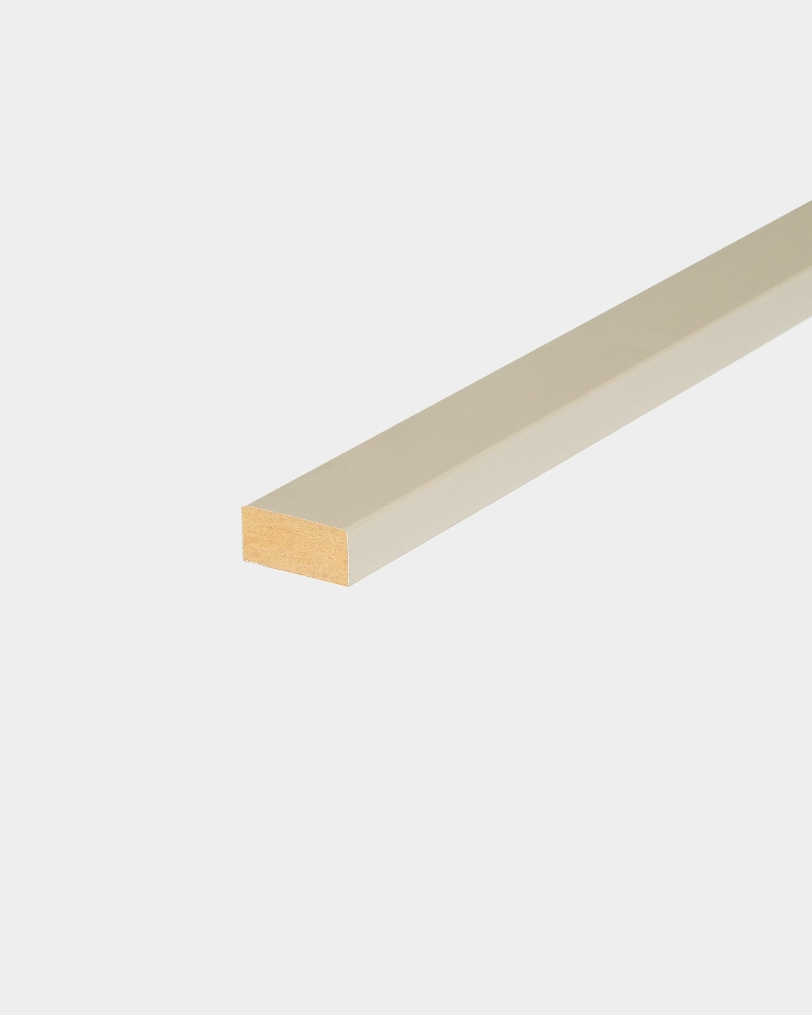WoodUpp Lamella/Stone 240 cm lat voor randafwerking van Akupanel, met een glad beige oppervlak en zichtbaar uiteinde, ontworpen voor Nordic Akoestisch paneel-installaties.