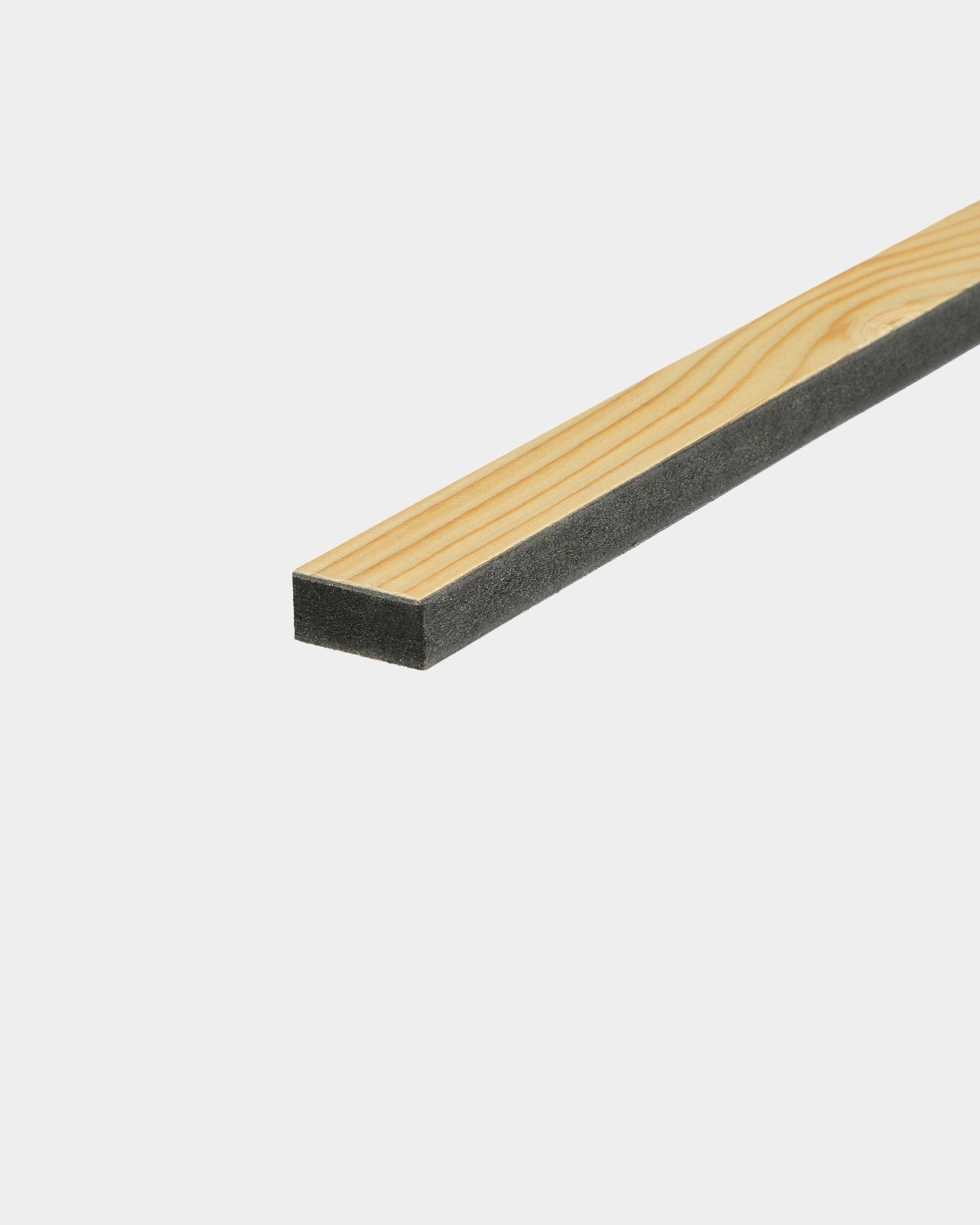 WoodUpp Lamella / Alp, 240 cm—dunne houten lat met donkere akoestische schuimrug, ontworpen voor Akupanel afwerking of vervanging van latten in panelen in Scandinavische stijl.