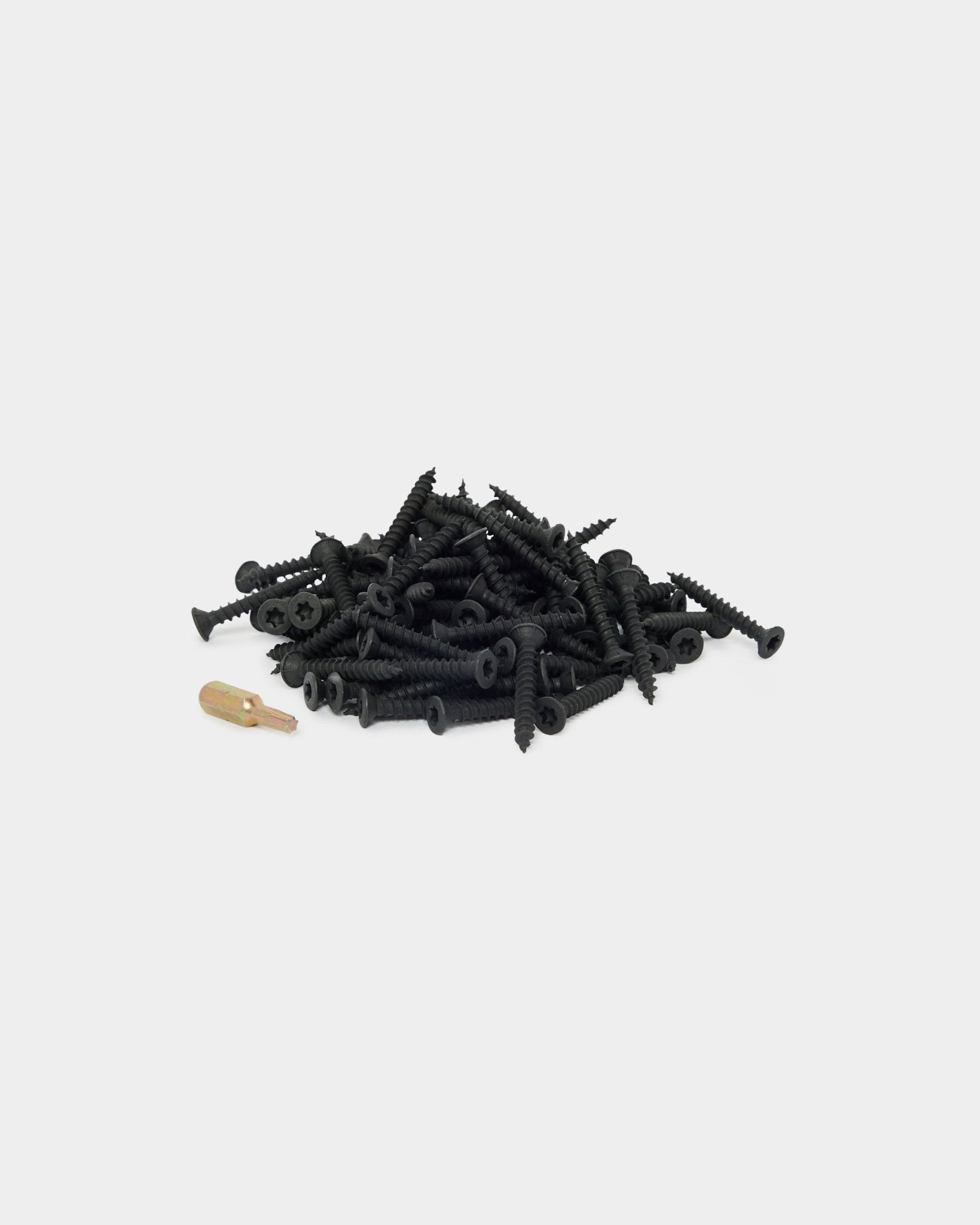 WoodUpp-installatieset met 100 black schroeven en gele plug, ontworpen voor Akupanel projecten met akoestische houten panelen. Afgebeeld op een witte achtergrond.