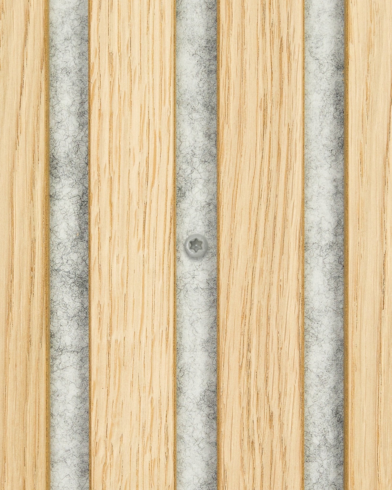 Eén WoodUpp-montageschroef is in het midden geplaatst grey metalen strip tussen vertical houten latten van een Akoestisch paneel. Verkocht per verpakking van 100 stuks.