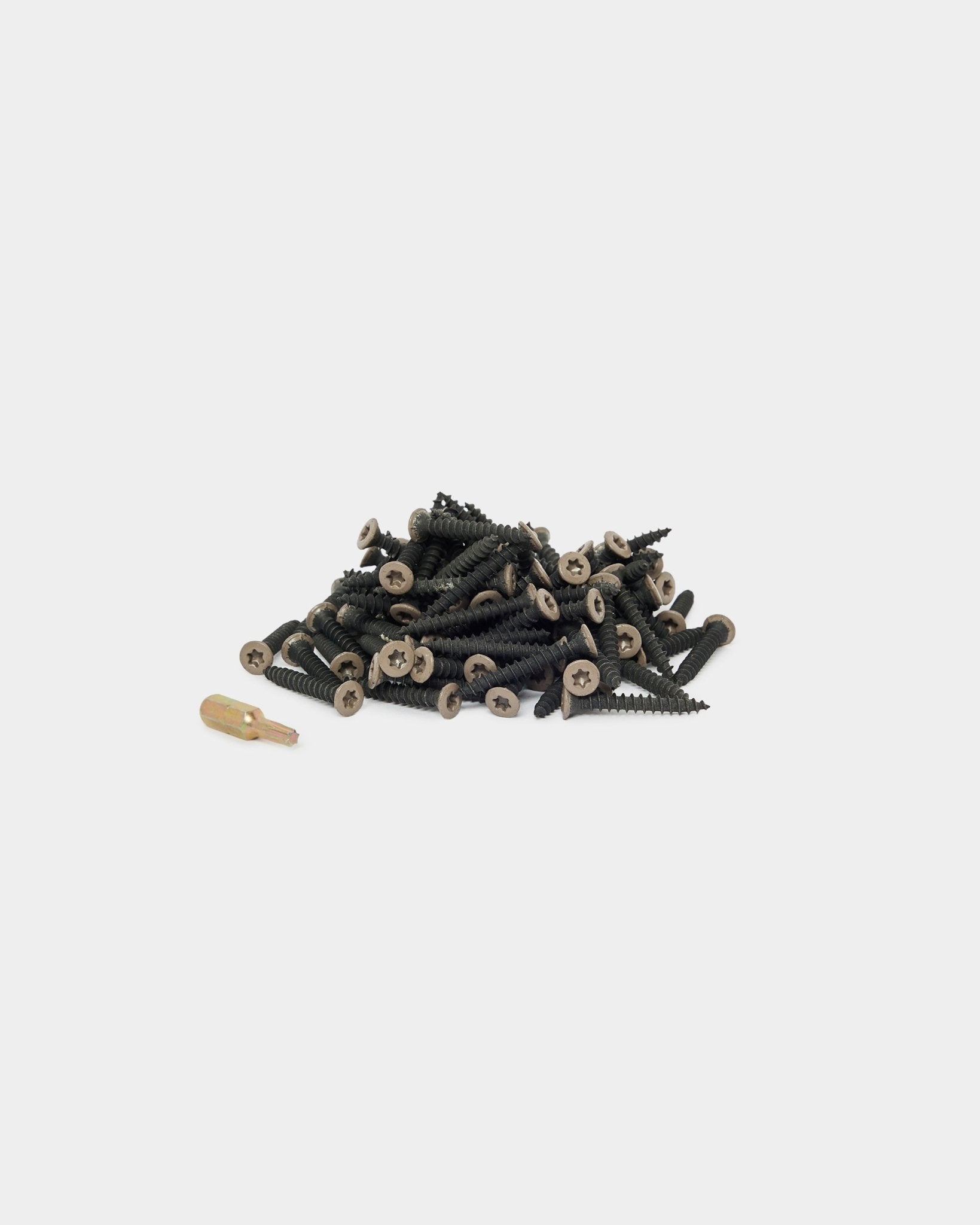 WoodUpp Warm Grey montageschroeven (100 stuks) en een gouden schroefbit op een witte achtergrond, geschikt voor Akoestisch paneel of de montage van paneelaccessoires.