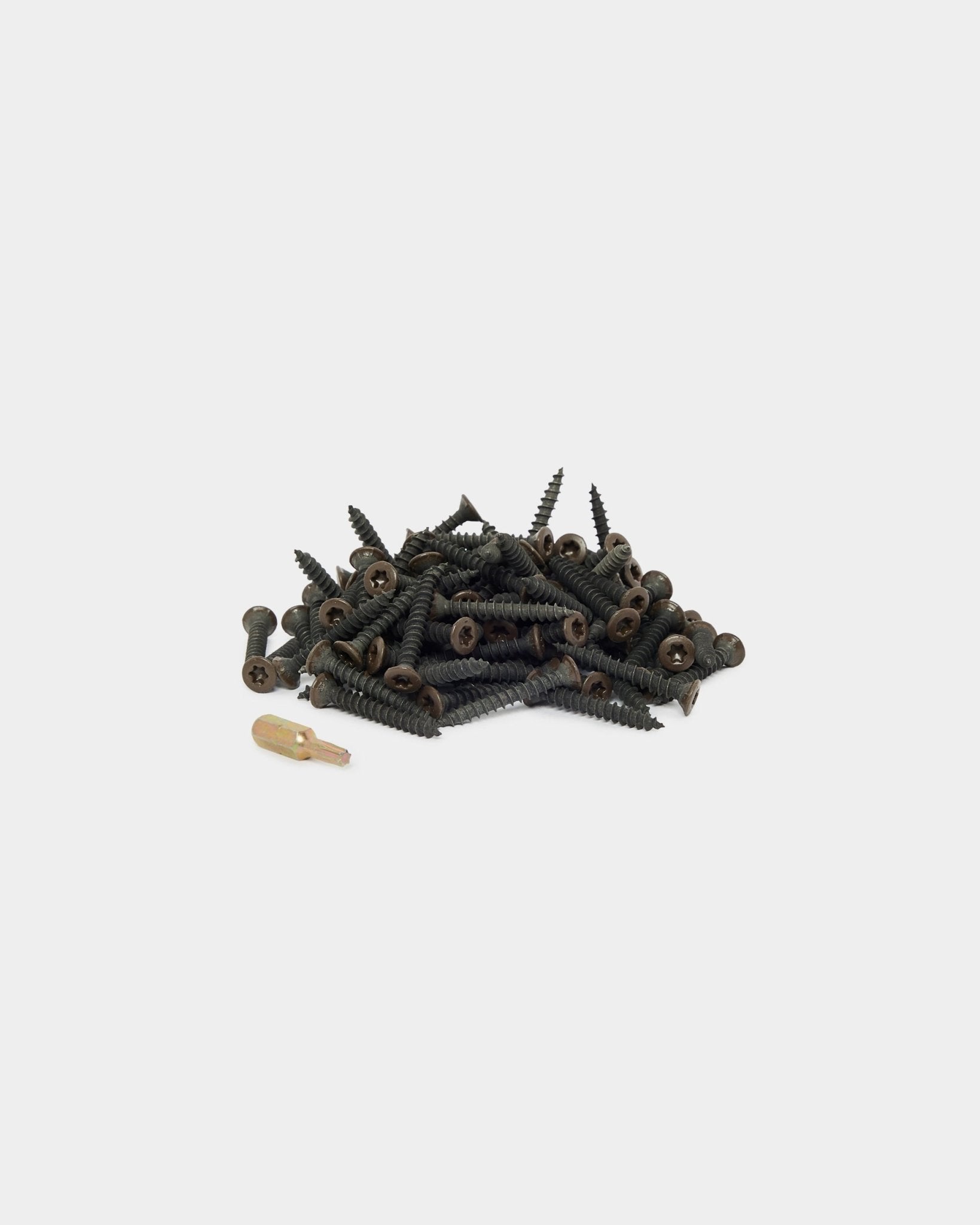 WoodUpp bronzed brown montageschroeven (100 stuks) en één beige plug op een effen witte achtergrond, ontworpen voor Akoestisch paneel installatie.