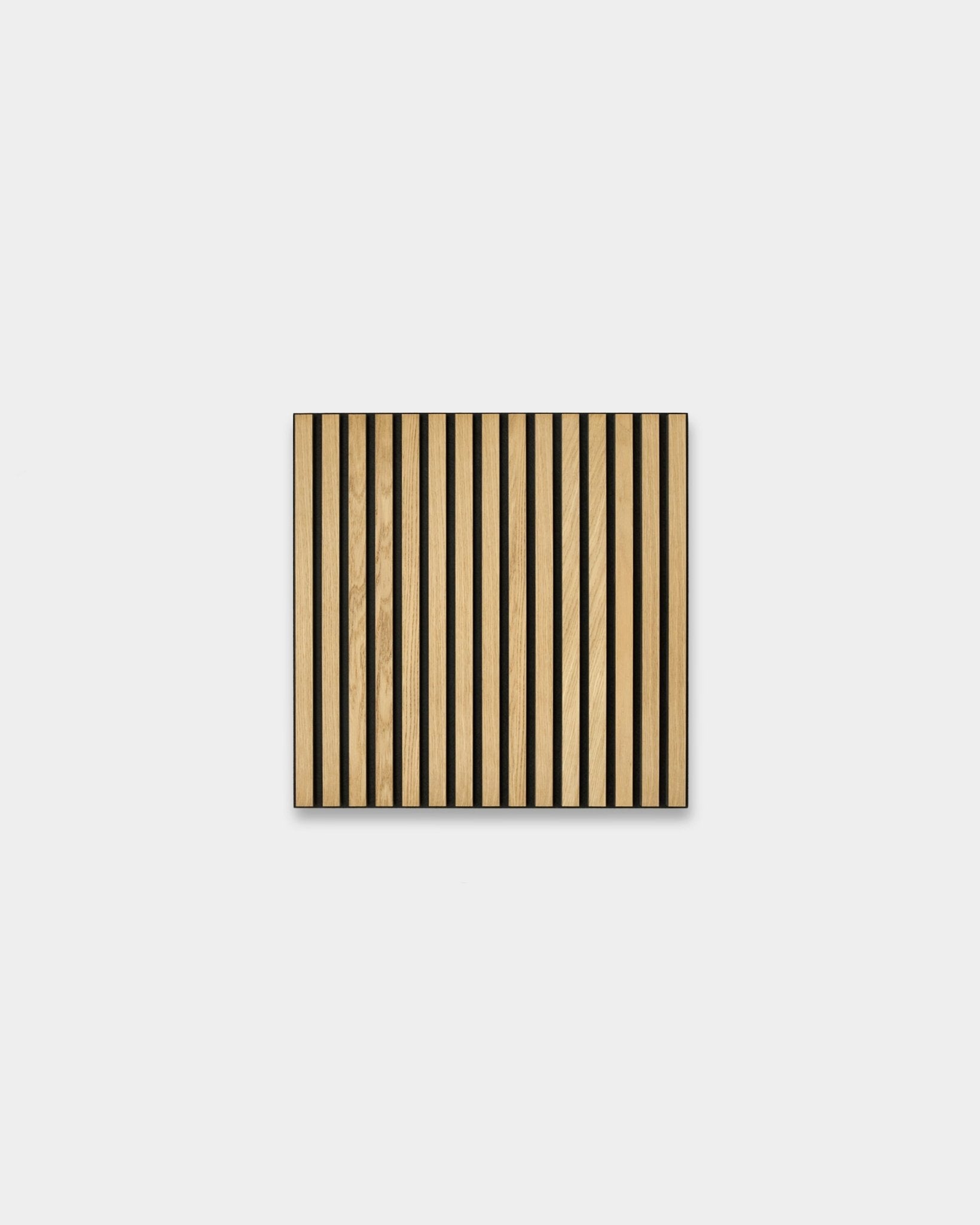 Akupixel Akoestisch paneel van WoodUpp met afwisselende vertical stroken van classic oak fineer en black vilt op black MDF, 60x60 cm, Scandinavisch design.
