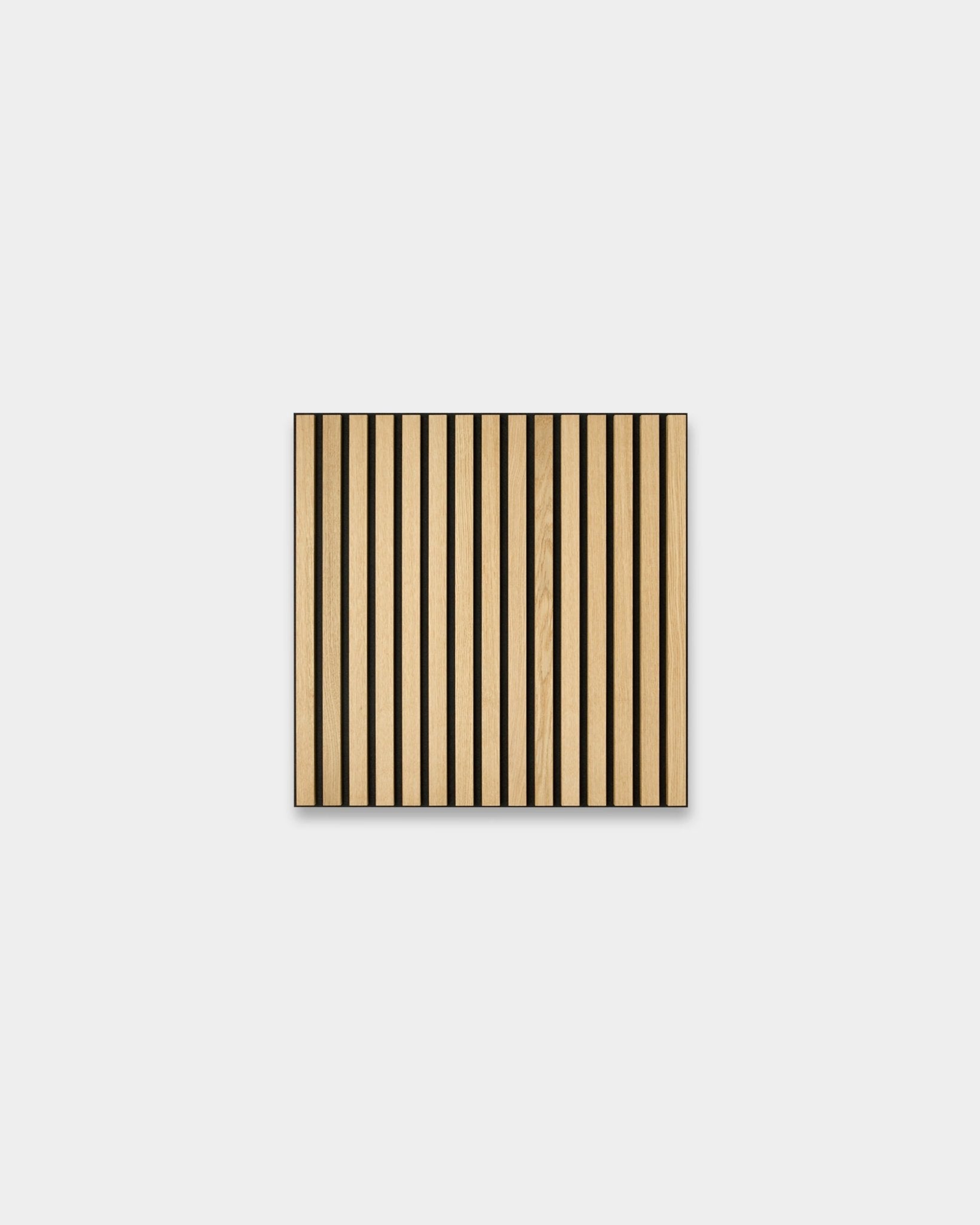 WoodUpp Akupixel Classic Oak Akoestisch paneel, 60x60 cm, met vertical licht eikenhouten latten en black vilten stroken op een lichtgrijze achtergrond.