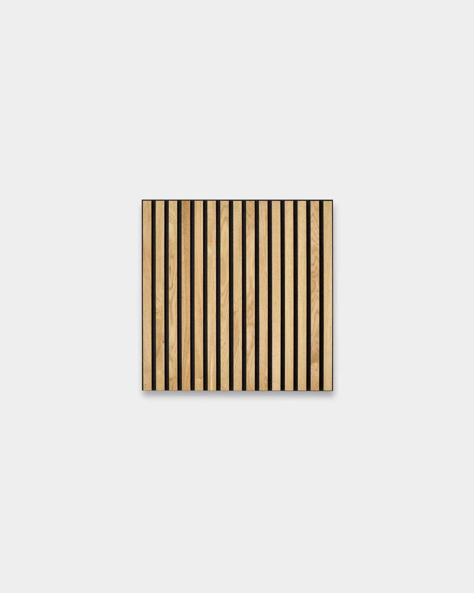 WoodUpp Akupixel Rustic Natural Oak 60x60cm Akoestisch paneel met vertical licht eiken en black strepen, weergegeven tegen een effen lichtgrijze achtergrond.