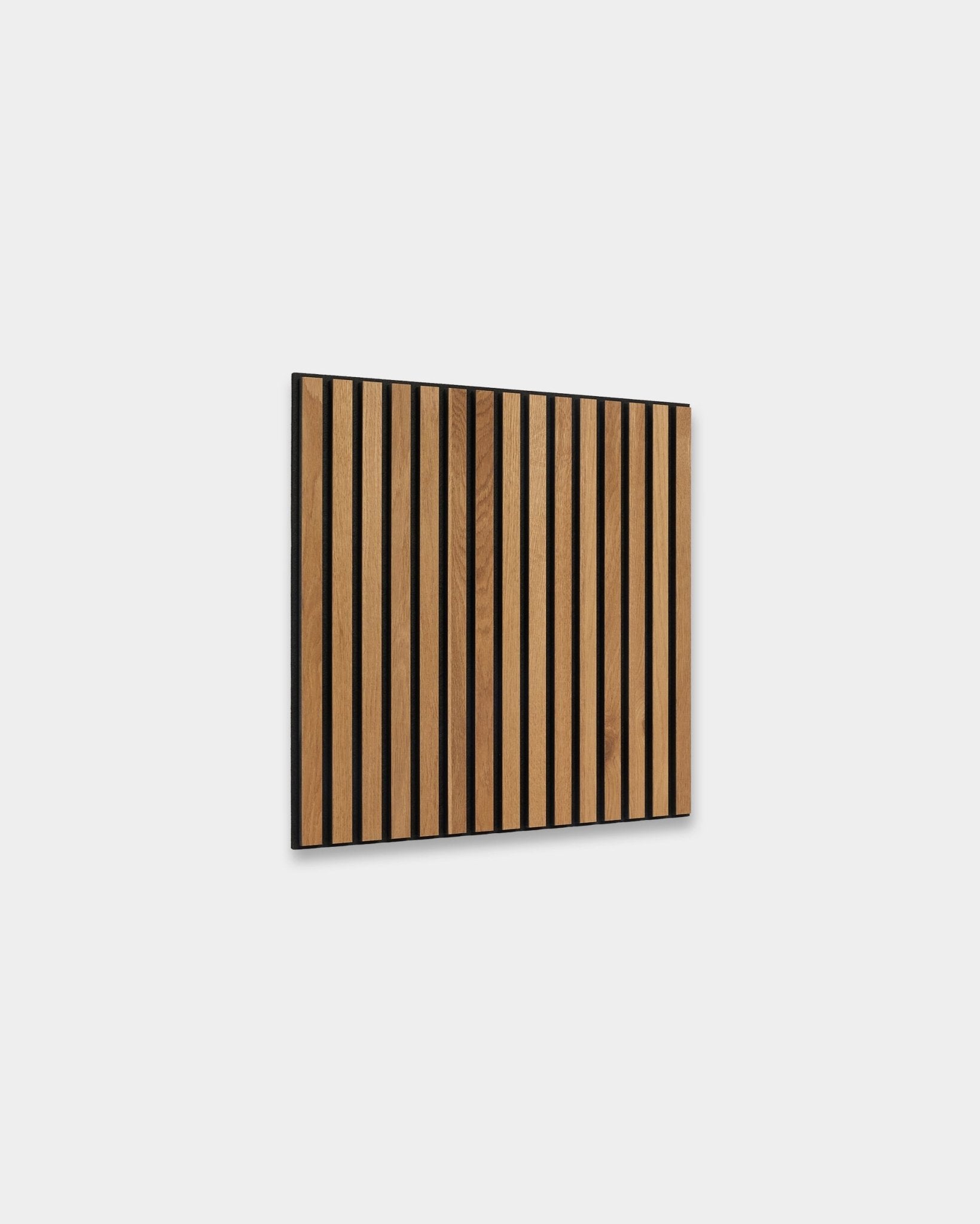 WoodUpp Akupixel Rustic Brown Oak 60x60cm Akoestisch paneel met vertical latten en black tussenruimtes, getoond tegen een lichtgrijze Scandinavische binnenmuur.