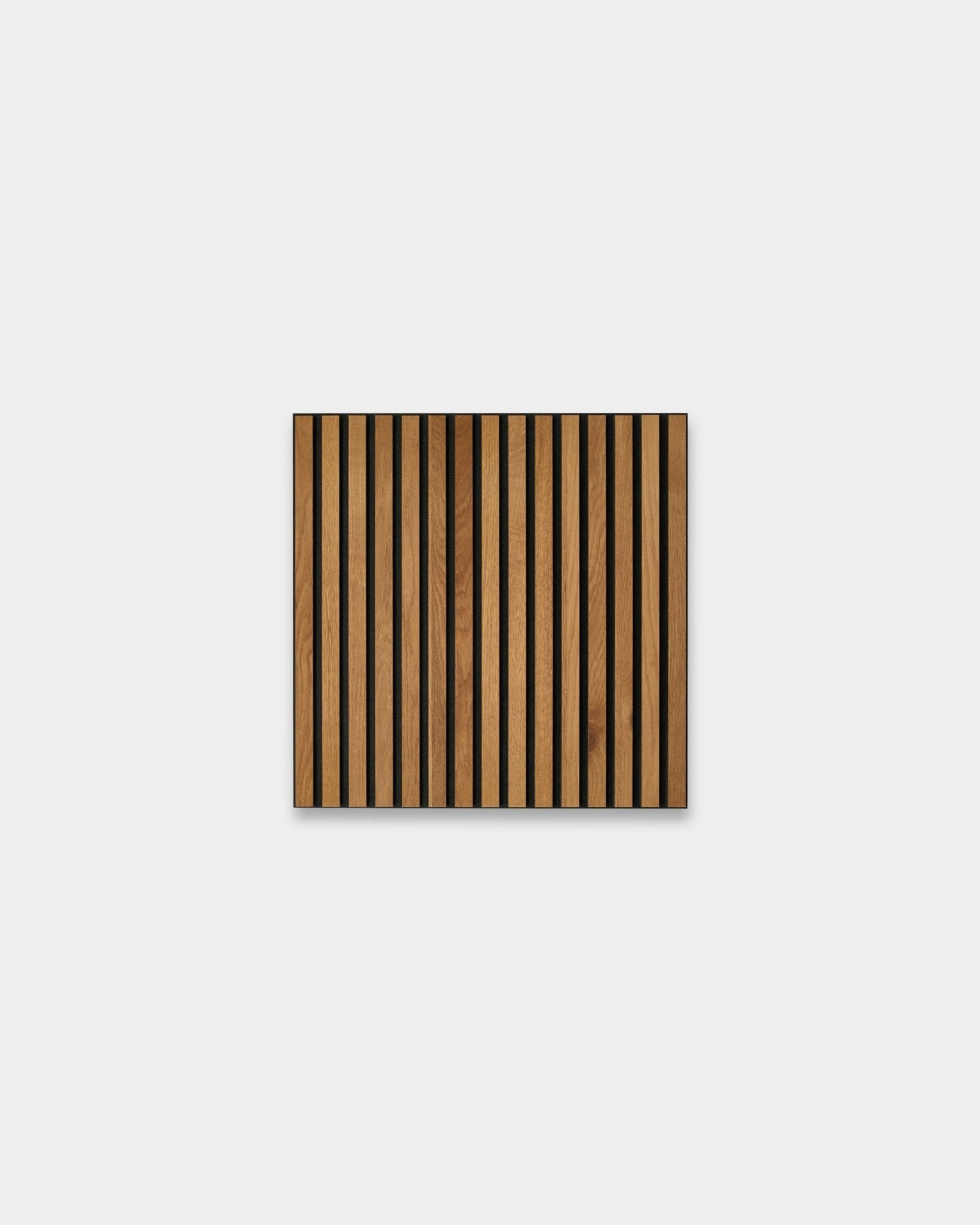 Akupixel Brown Oak 60x60 cm Akoestisch paneel van WoodUpp heeft een Scandinavisch ontwerp met afwisselend licht brown hout en black strepen op een grijze achtergrond.