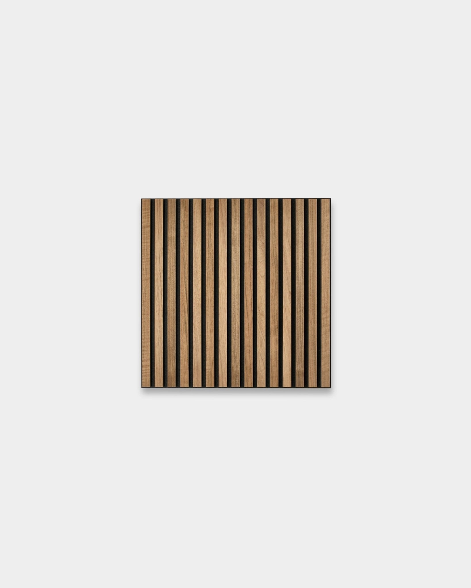 WoodUpp Akupixel Akoestisch paneel in walnoot, 60 x 60 cm, heeft een Scandinavisch lattenontwerp met afwisselend lichte en donkere houtstrepen op een grijze basis.