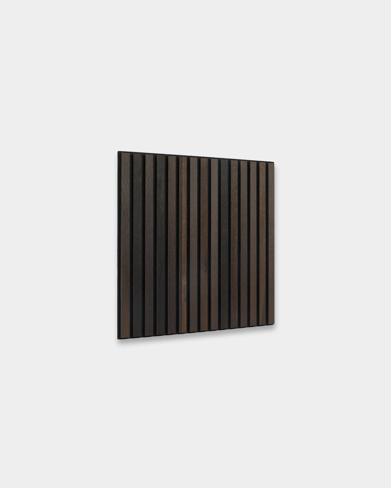 WoodUpp Akupixel Akoestisch paneel in Smoked Oak, 60x60 cm, met vertical black en donkere brown latten in een door het Noorden geïnspireerd, minimalistisch design.
