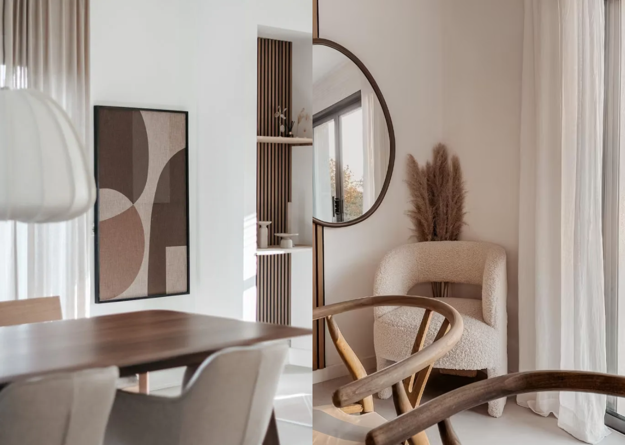 Minimalistische Scandinavische woonruimte met neutrale tinten, akoestisch houten Akupanel-paneel als wandkunst, ronde spiegel, beige accentstoel, houten eettafel en pampagras als middenstuk.
