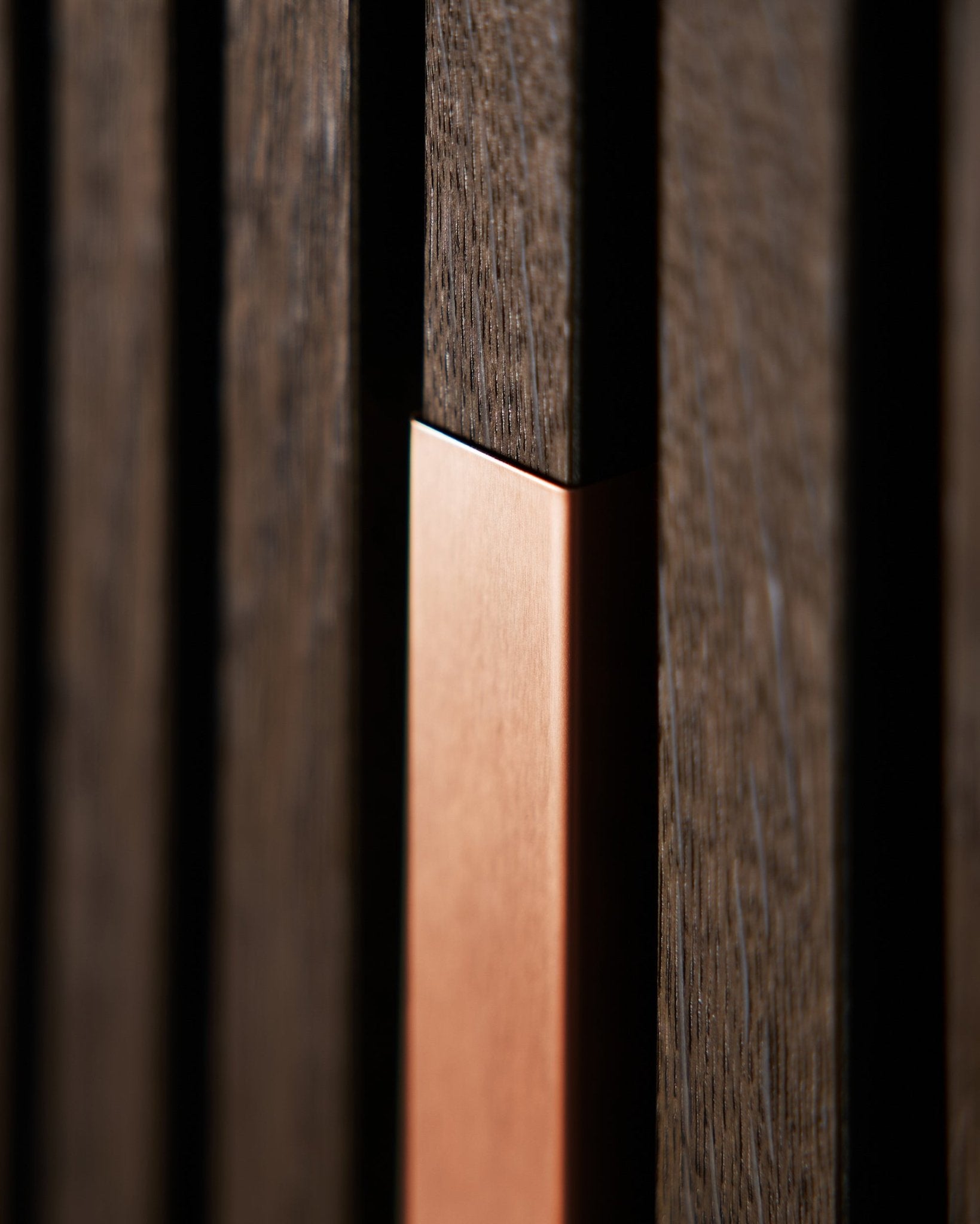 Close-up van WoodUpp Akupanel Liva | Cover in Copper, 60 cm, met vertical akoestische houten latten en een copper accent voor textuur en contrast.