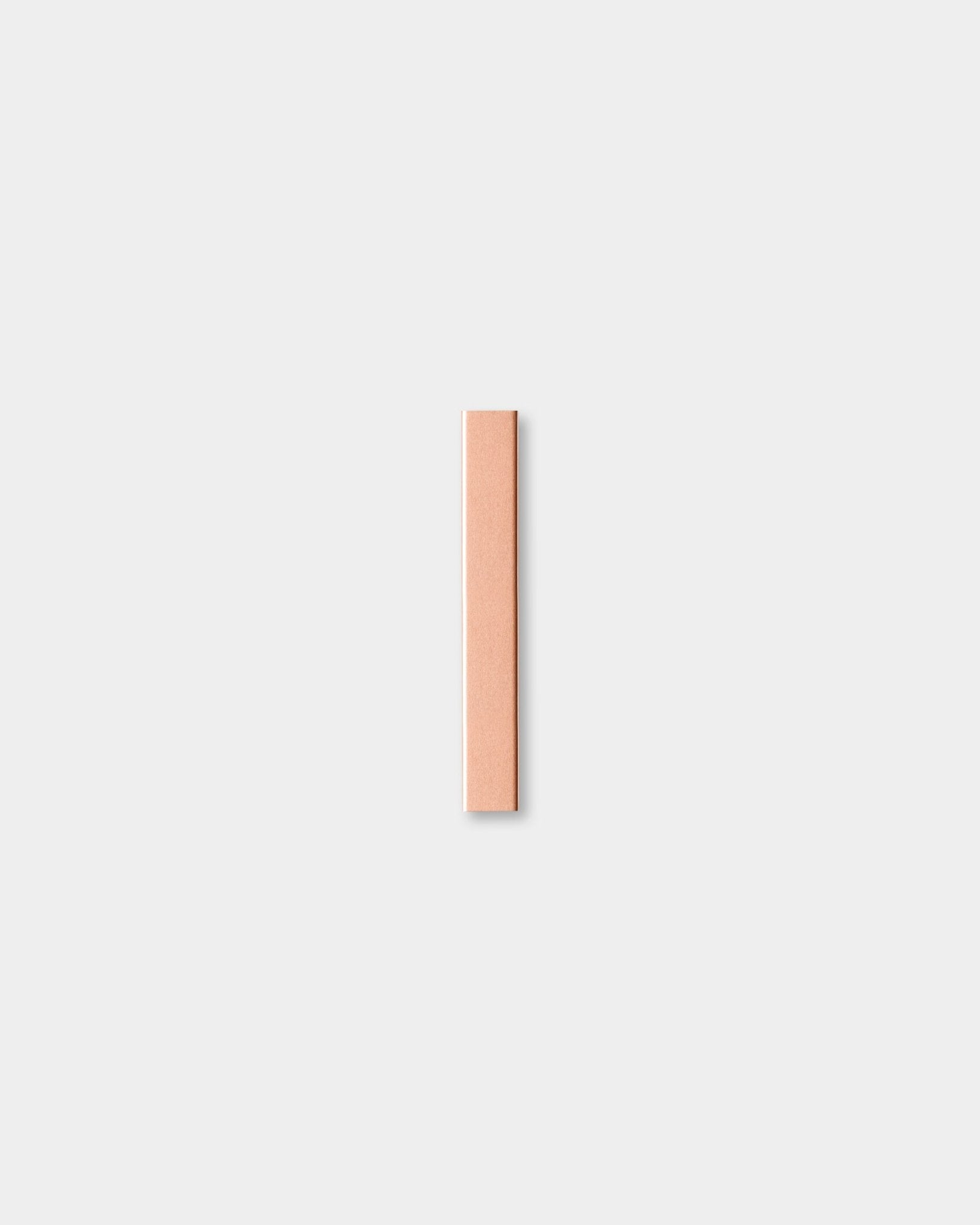 Het Liva | Cover / Copper akoestische houten paneel van WoodUpp, met een afmeting van 20 cm, staat gecentreerd tegen een effen lichtgrijze achtergrond.