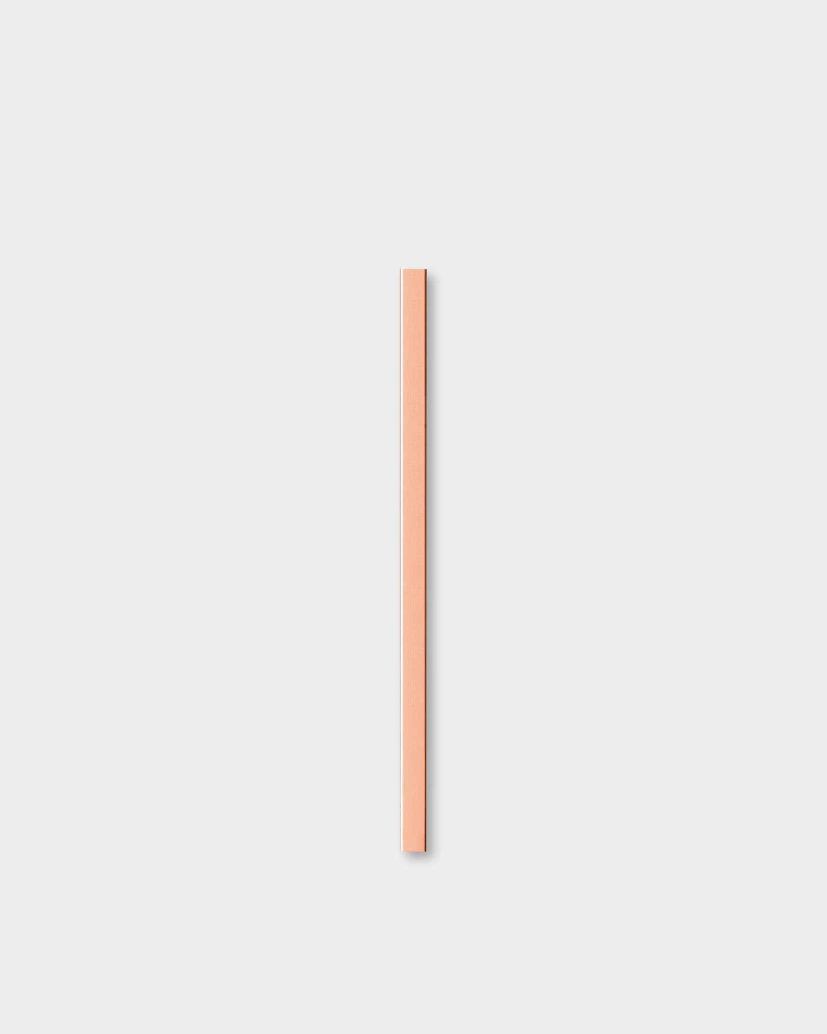 De Liva | Cover / Copper, 60 cm Akoestisch paneel van WoodUpp staat verticaal tegen een effen lichtgrijze achtergrond.