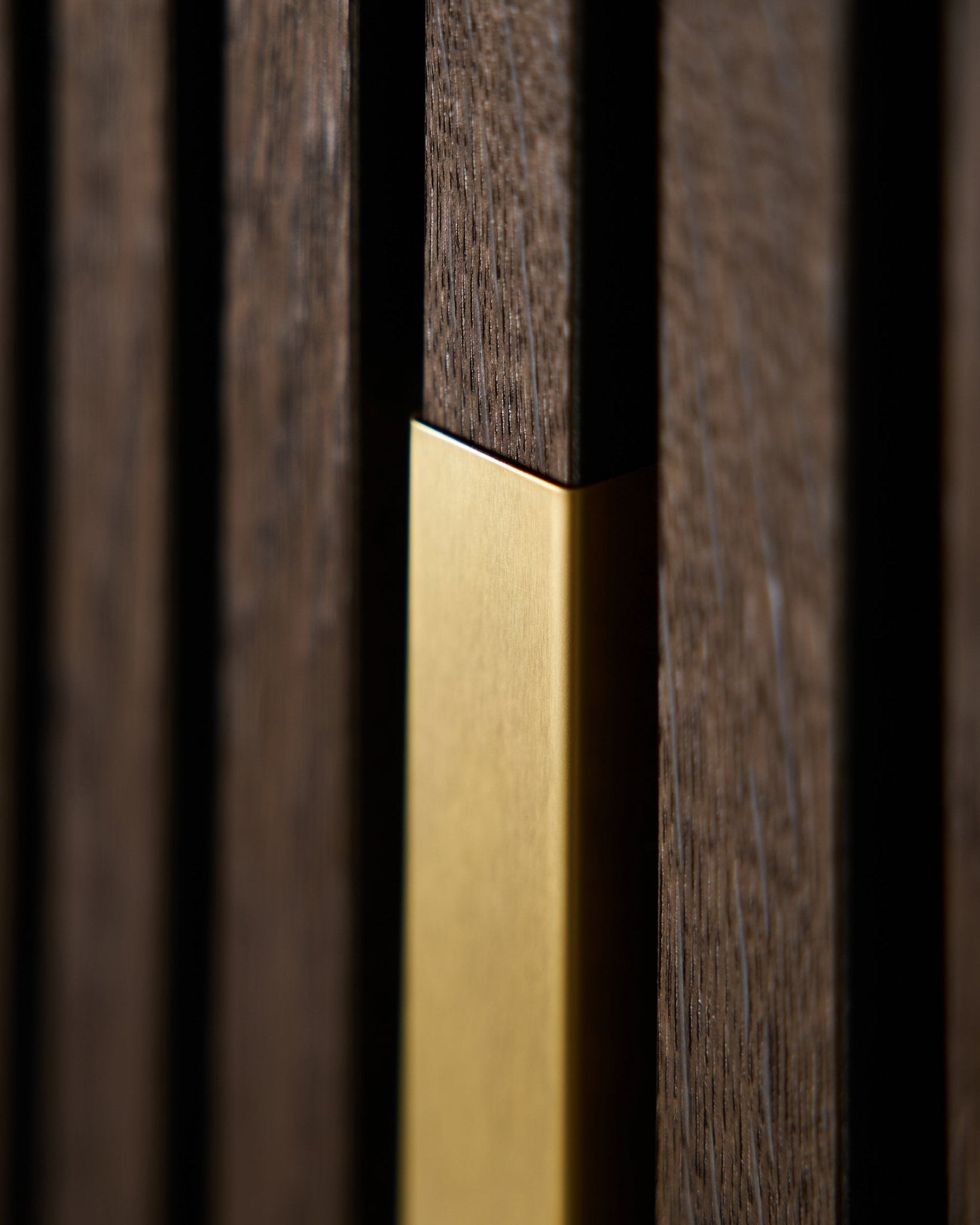 Close-up van WoodUpp Liva | Cover / Brass, 120 cm—een vertical Akoestisch paneel met matgouden afwerking, ontworpen voor decoratieve wandtoepassingen.